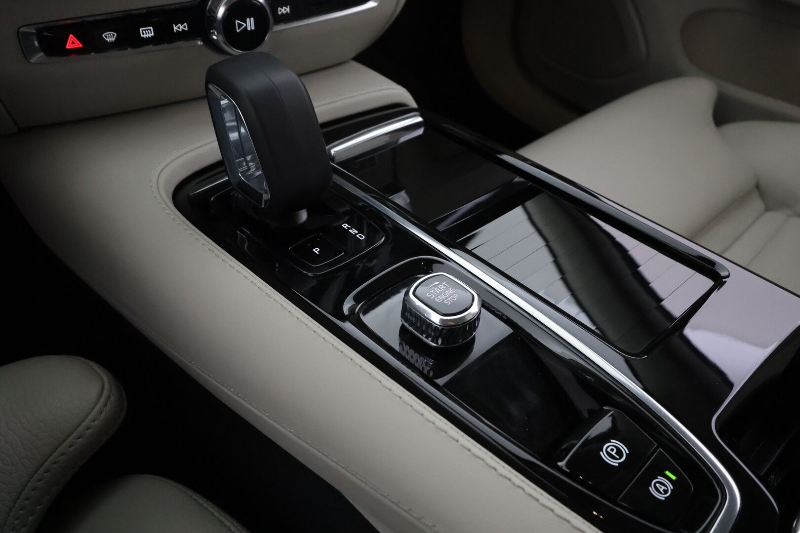 Volvo V60 2024 T8 AWD Long Range High Performance Plus Dark aut - | ACC | Koukku | Sporttinahat muistilla | P.kamera | Full-LED Active | Lämm. tuulilasi | Pilot Assist | Lämm. ratti | Keyless | 1-om suomiauto |