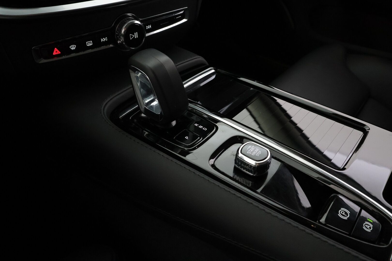 Volvo V60 2024 T8 AWD Long Range High Performance Plus Dark aut - | ACC | Koukku | High Performance LED | Full-LED | Muistipenkit | P.Kamera | Sporttinahat | 1.Om Suomi-auto | Kahdet Renkaat | Merkkihuollettu |