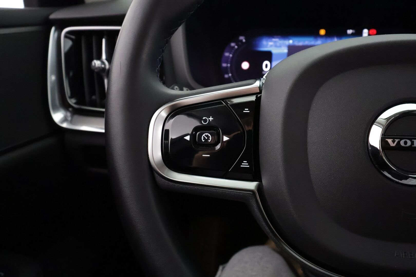 Volvo V60 2024 T8 AWD Long Range High Performance Plus Dark aut - | ACC | Koukku | High Performance LED | Full-LED | Muistipenkit | P.Kamera | Sporttinahat | 1.Om Suomi-auto | Kahdet Renkaat | Merkkihuollettu |