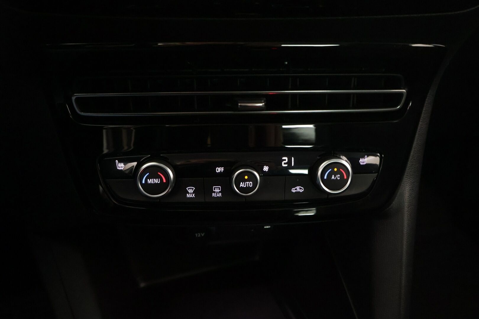 Opel Mokka-e 2023 Comfort 136 automaatti - 1-om. Suomi-auto / Vakkari / P-kamera / Kaistavahti / LED-valot / 2x renkaat / Ratinlämmitin / Aut. Ilmastointi