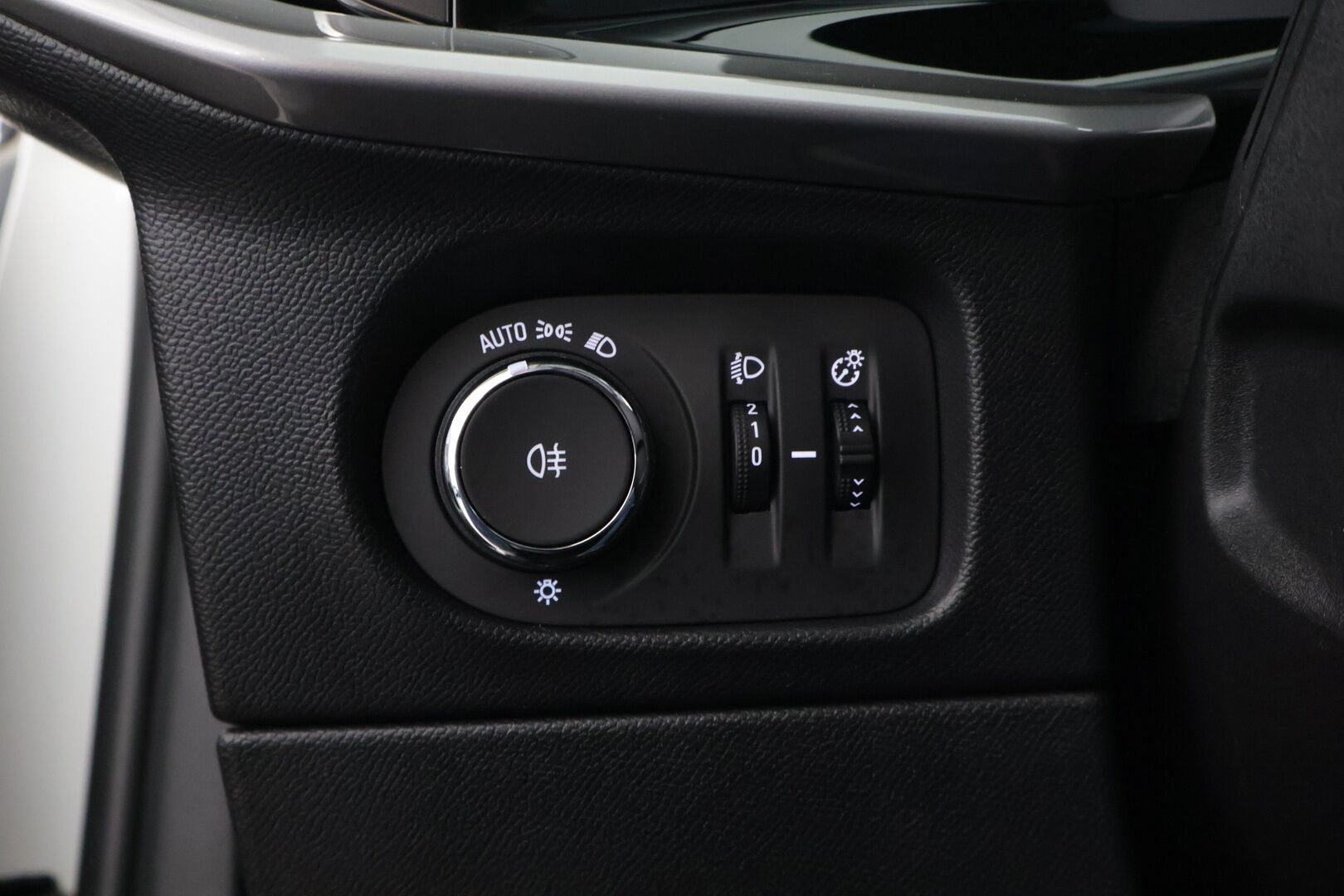 Opel Mokka-e 2023 Comfort 136 automaatti - 1-om. Suomi-auto / Vakkari / P-kamera / Kaistavahti / LED-valot / 2x renkaat / Ratinlämmitin / Aut. Ilmastointi