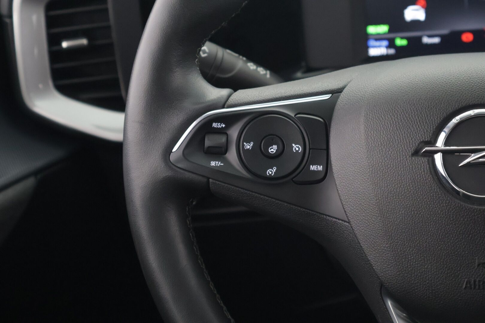 Opel Mokka-e 2023 Comfort 136 automaatti - 1-om. Suomi-auto / Vakkari / P-kamera / Kaistavahti / LED-valot / 2x renkaat / Ratinlämmitin / Aut. Ilmastointi