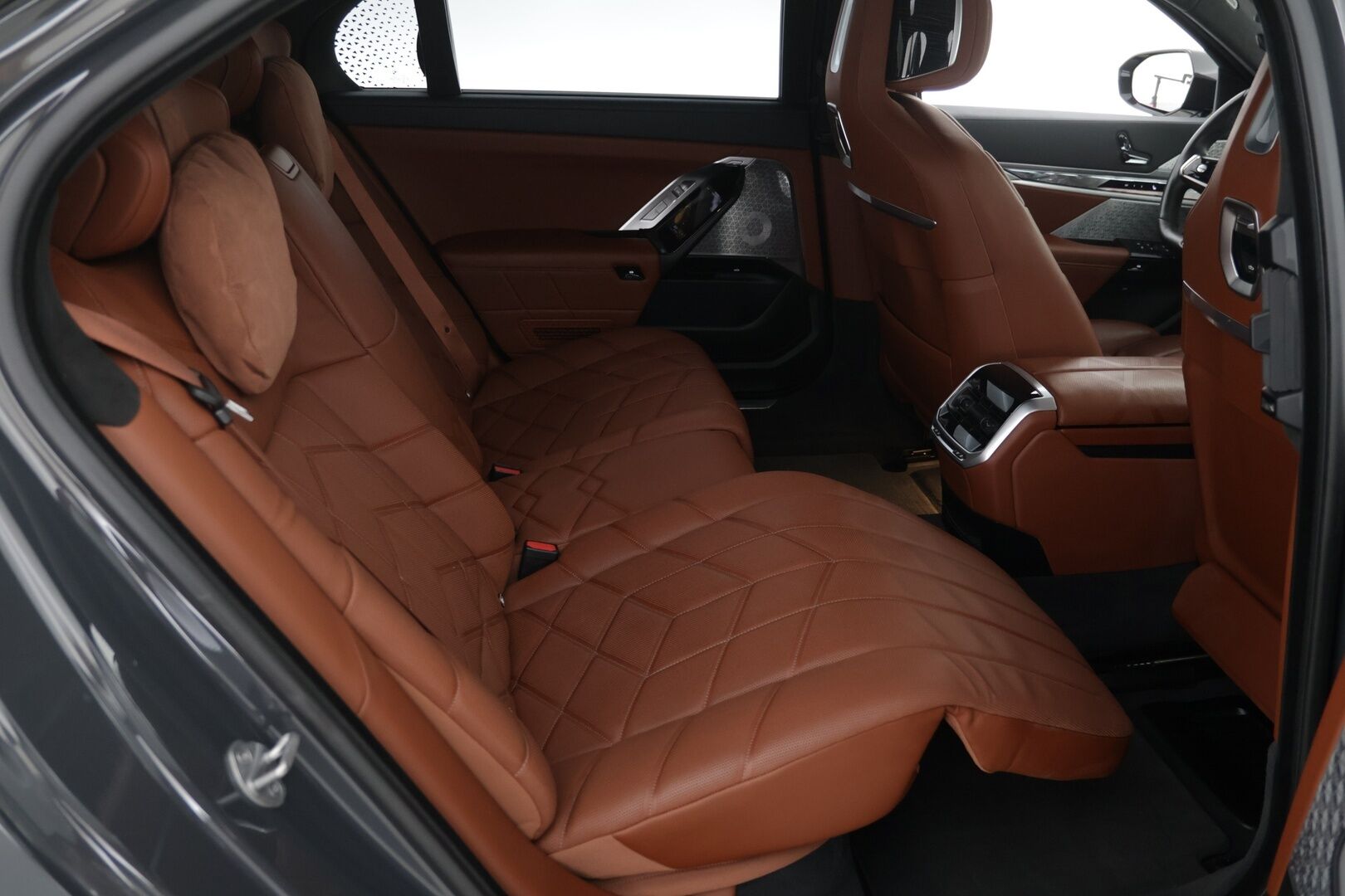 BMW i7 2023 G70 xDrive 60 M-Sport - | Executive & Connoisseur paketit | B&W Diamond | Ilmastoidut ja lämmitettävät nahkapenkit |