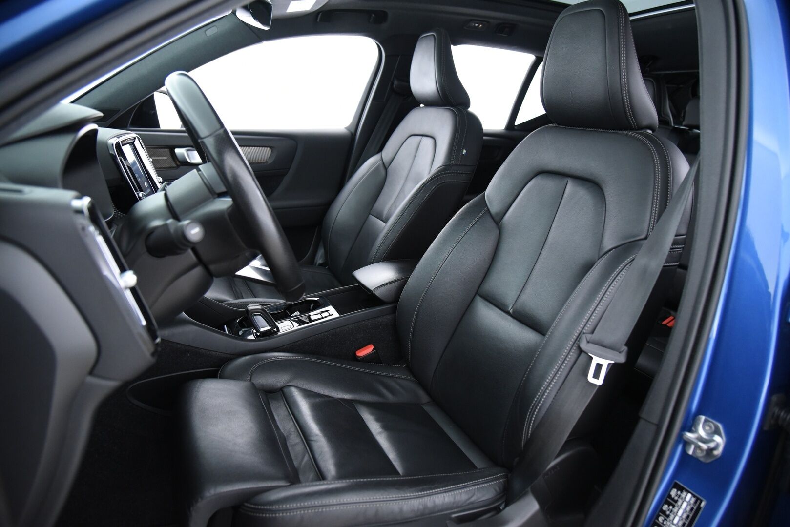 Volvo XC40 2020 T5 TwE Recharge R-Design / Pilot assist / Webasto / BLIS / Vetokoukku / Apple&Android - Huippu varusteltu / H&K / 360° / Muistipenkki / Jakohihna vaihdettu 2025! - HULLU BLACKWEEK KORKOTARJOUS 2,49%