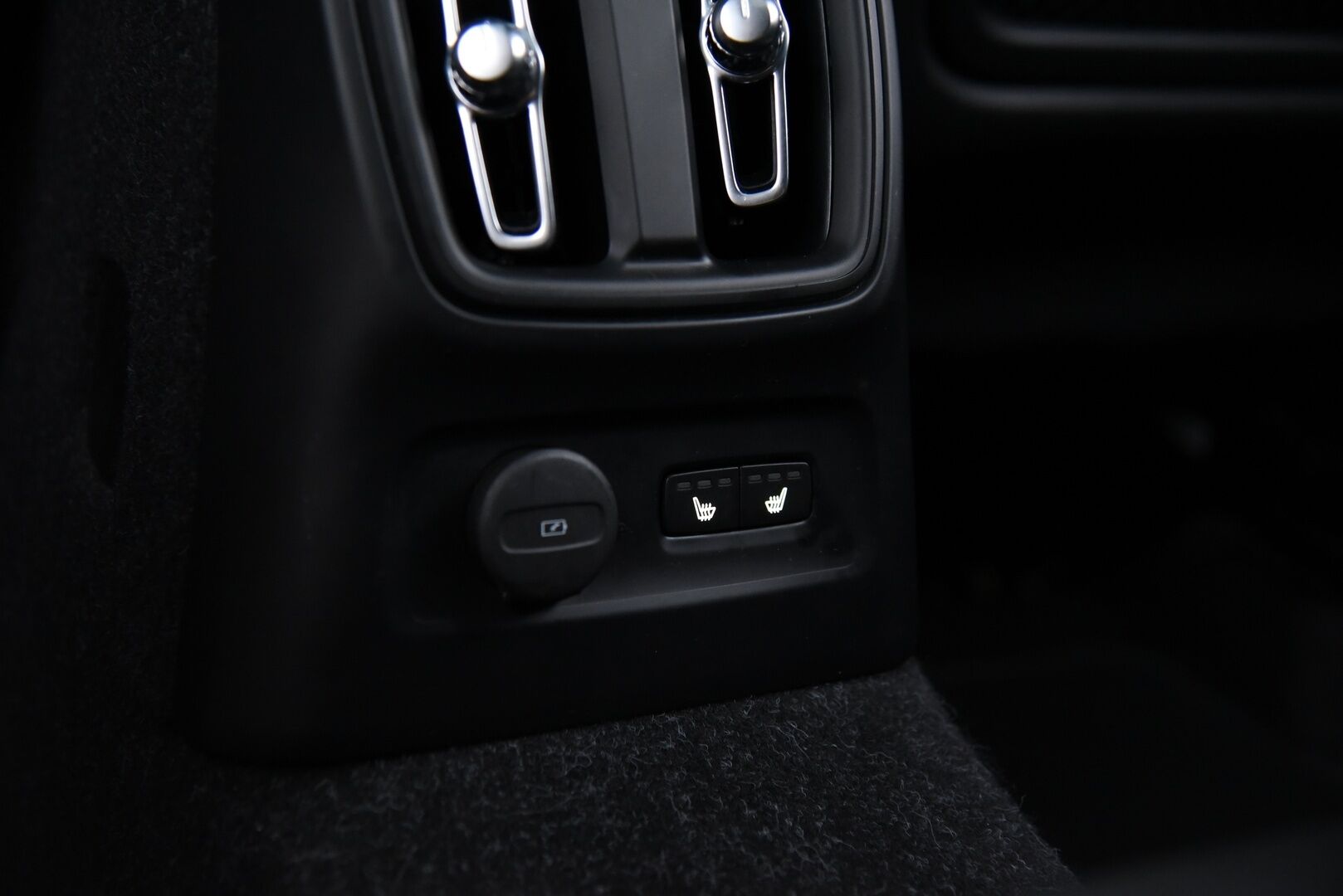 Volvo XC40 2020 T5 TwE Recharge R-Design / Pilot assist / Webasto / BLIS / Vetokoukku / Apple&Android - H&K / 360° / Muistipenkki / Jakohihna vaihdettu 2025!