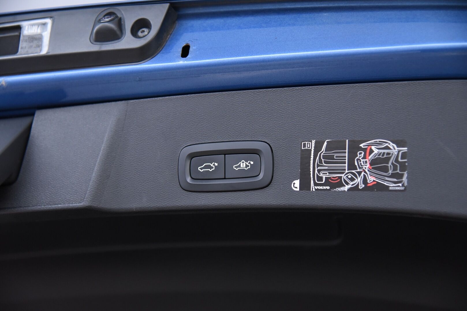 Volvo XC40 2020 T5 TwE Recharge R-Design / Pilot assist / Webasto / BLIS / Vetokoukku / Apple&Android - Huippu varusteltu / H&K / 360° / Muistipenkki / Jakohihna vaihdettu 2025! - HULLU BLACKWEEK KORKOTARJOUS 2,49%