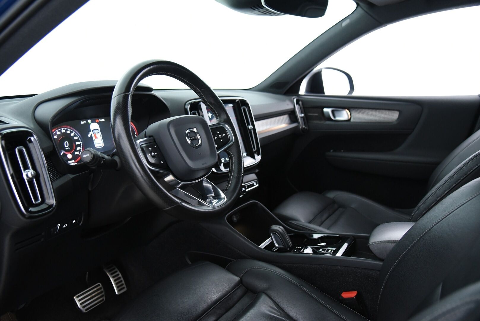 Volvo XC40 2020 T5 TwE Recharge R-Design / Pilot assist / Webasto / BLIS / Vetokoukku / Apple&Android - Huippu varusteltu / H&K / 360° / Muistipenkki / Jakohihna vaihdettu 2025! - HULLU BLACKWEEK KORKOTARJOUS 2,49%