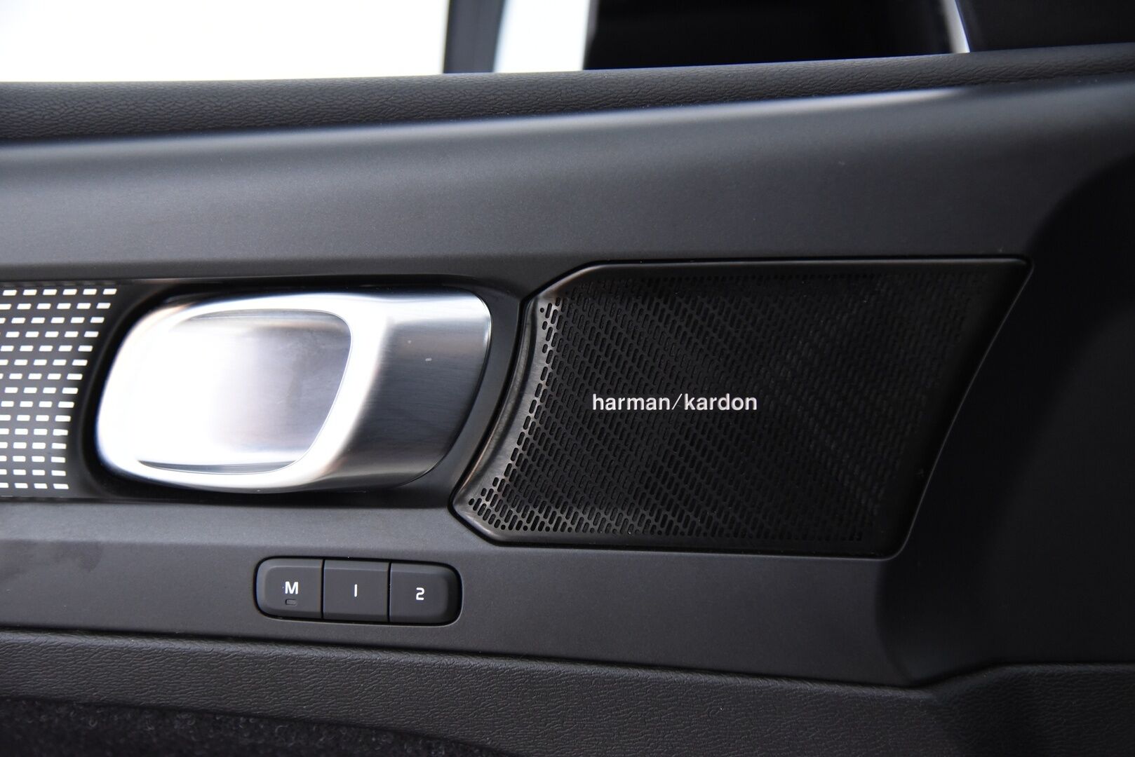 Volvo XC40 2020 T5 TwE Recharge R-Design / Pilot assist / Webasto / BLIS / Vetokoukku / Apple&Android - H&K / 360° / Muistipenkki / Jakohihna vaihdettu 2025!