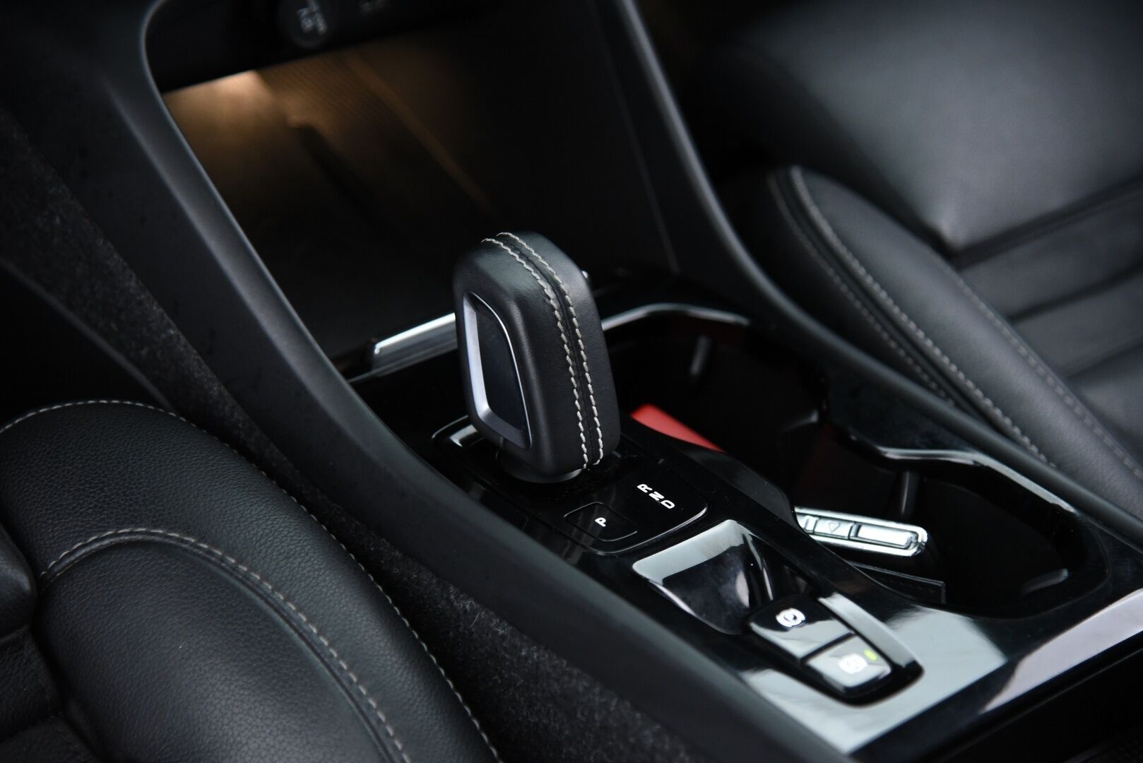 Volvo XC40 2020 T5 TwE Recharge R-Design / Pilot assist / Webasto / BLIS / Vetokoukku / Apple&Android - H&K / 360° / Muistipenkki / Jakohihna vaihdettu 2025!