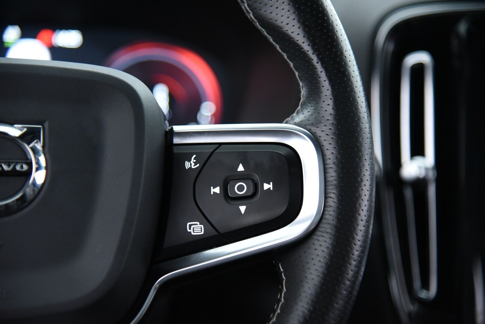 Volvo XC40 2020 T5 TwE Recharge R-Design / Pilot assist / Webasto / BLIS / Vetokoukku / Apple&Android - H&K / 360° / Muistipenkki / Jakohihna vaihdettu 2025!