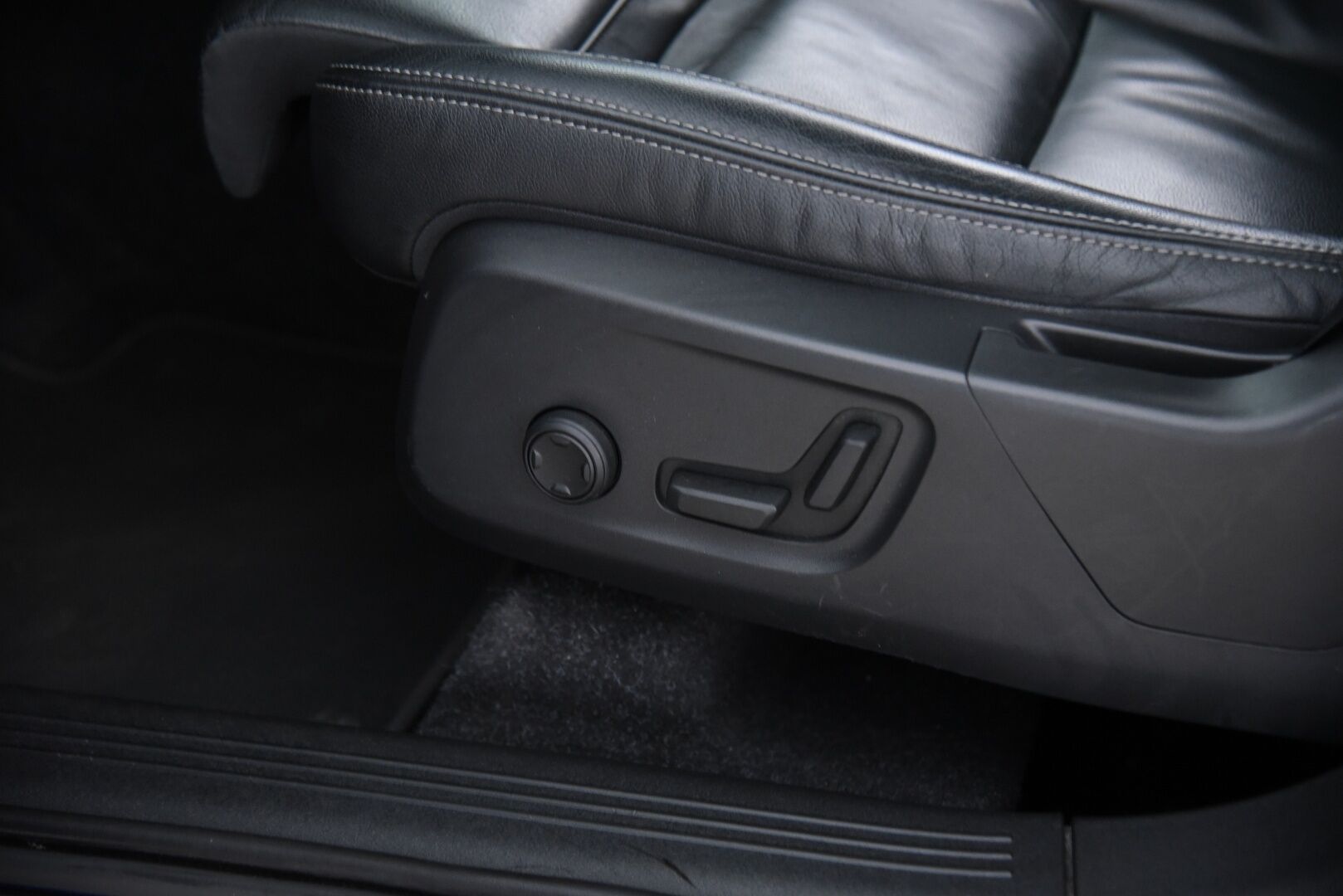 Volvo XC40 2020 T5 TwE Recharge R-Design / Pilot assist / Webasto / BLIS / Vetokoukku / Apple&Android - H&K / 360° / Muistipenkki / Jakohihna vaihdettu 2025!