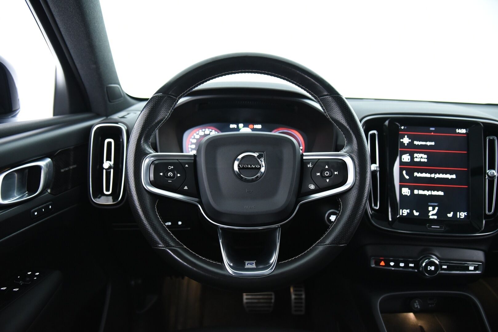 Volvo XC40 2020 T5 TwE Recharge R-Design / Pilot assist / Webasto / BLIS / Vetokoukku / Apple&Android - Huippu varusteltu / H&K / 360° / Muistipenkki / Jakohihna vaihdettu 2025! - HULLU BLACKWEEK KORKOTARJOUS 2,49%