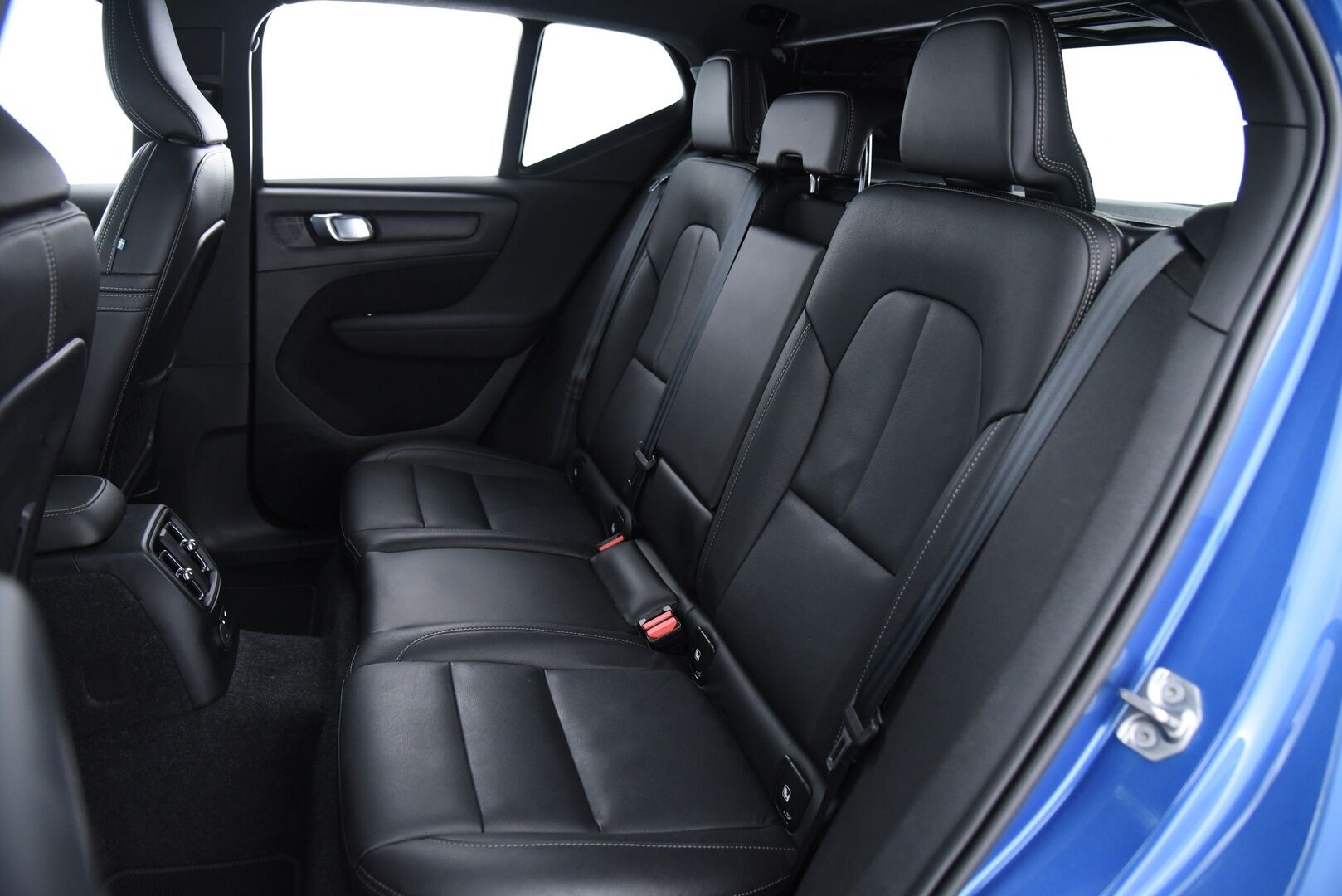 Volvo XC40 2020 T5 TwE Recharge R-Design / Pilot assist / Webasto / BLIS / Vetokoukku / Apple&Android - Huippu varusteltu / H&K / 360° / Muistipenkki / Jakohihna vaihdettu 2025! - HULLU BLACKWEEK KORKOTARJOUS 2,49%