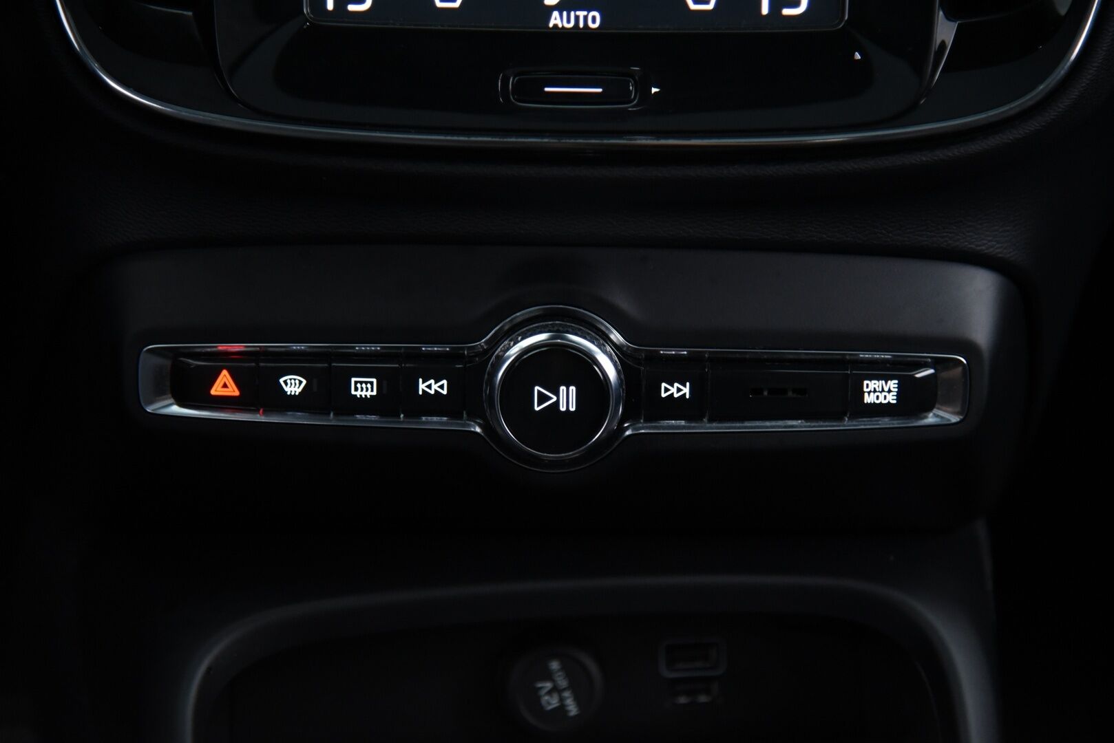 Volvo XC40 2020 T5 TwE Recharge R-Design / Pilot assist / Webasto / BLIS / Vetokoukku / Apple&Android - H&K / 360° / Muistipenkki / Jakohihna vaihdettu 2025!