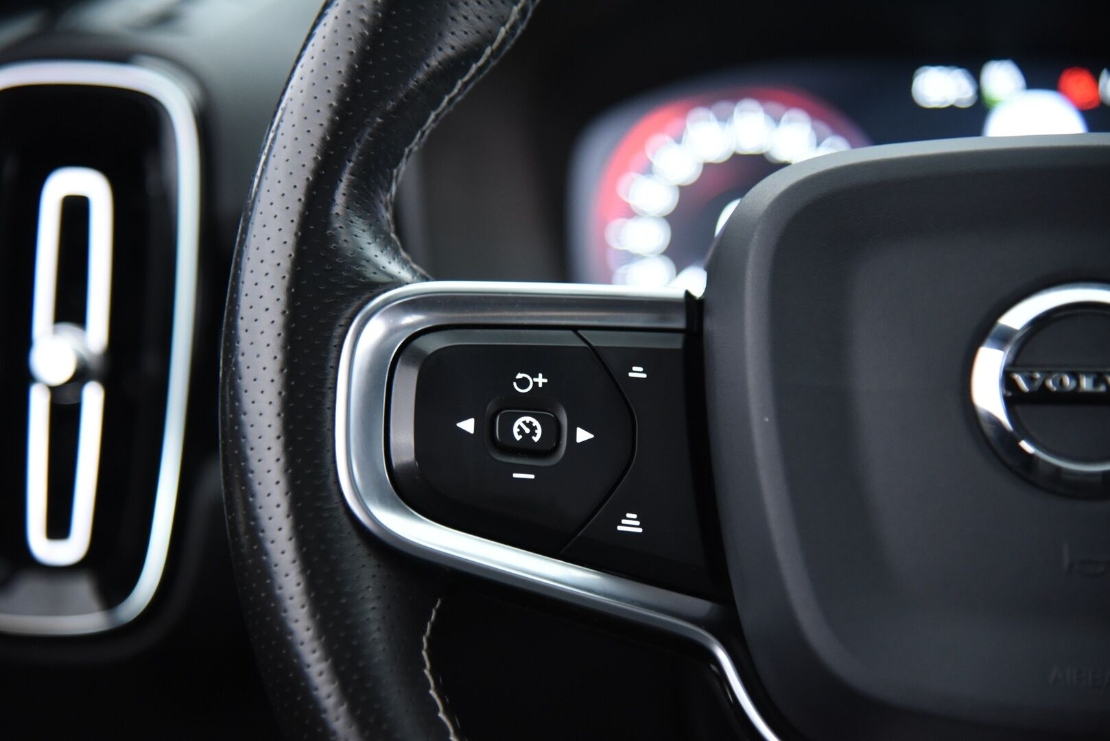 Volvo XC40 2020 T5 TwE Recharge R-Design / Pilot assist / Webasto / BLIS / Vetokoukku / Apple&Android - H&K / 360° / Muistipenkki / Jakohihna vaihdettu 2025!