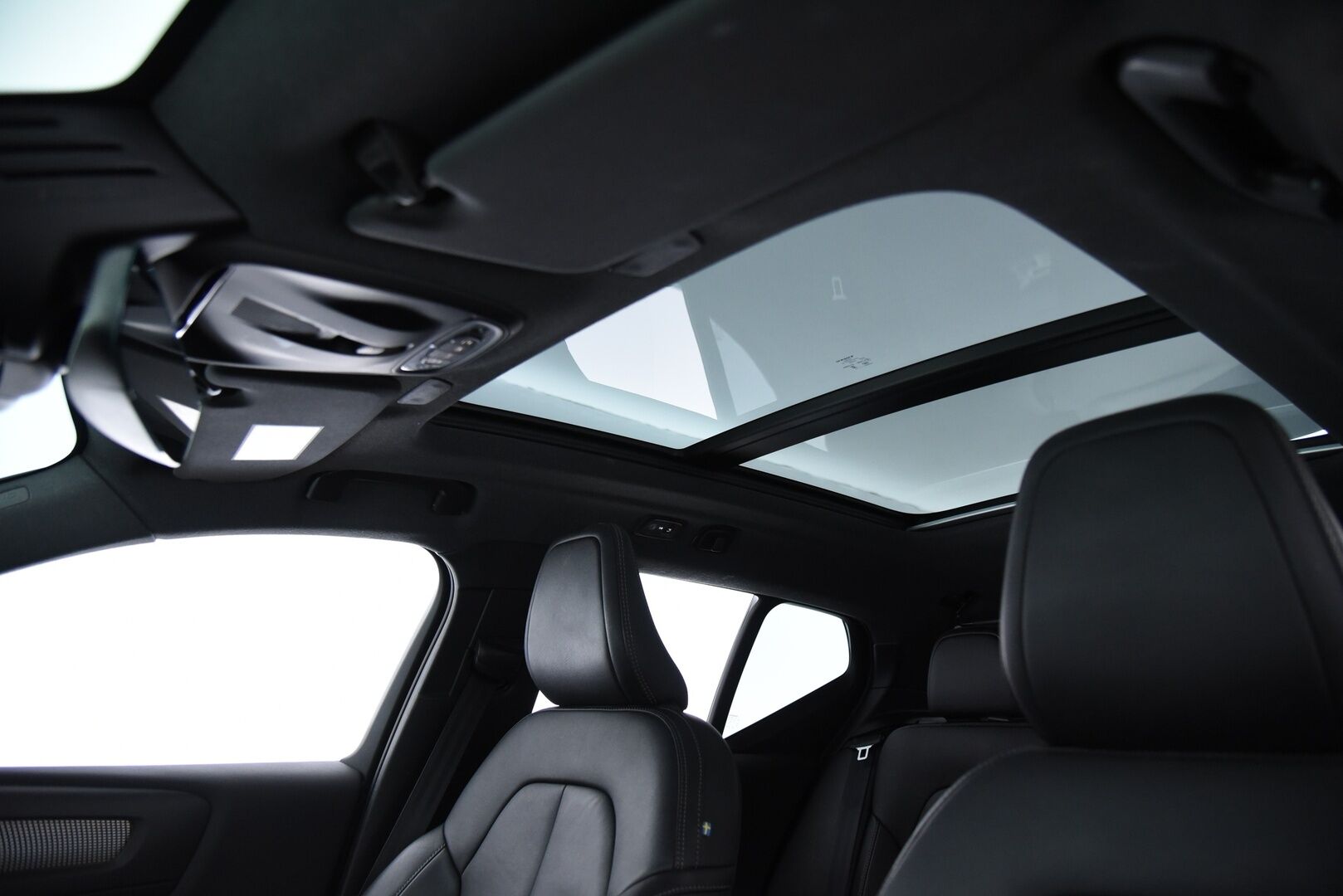 Volvo XC40 2020 T5 TwE Recharge R-Design / Pilot assist / Webasto / BLIS / Vetokoukku / Apple&Android - H&K / 360° / Muistipenkki / Jakohihna vaihdettu 2025!