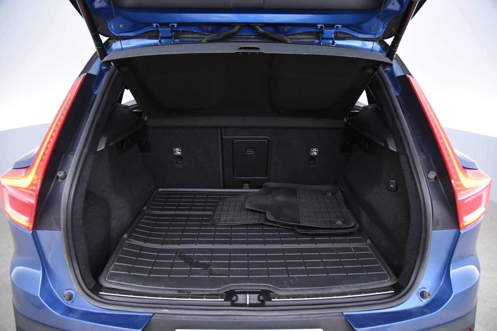 Volvo XC40 2020 T5 TwE Recharge R-Design / Pilot assist / Webasto / BLIS / Vetokoukku / Apple&Android - Huippu varusteltu / H&K / 360° / Muistipenkki / Jakohihna vaihdettu 2025! - HULLU BLACKWEEK KORKOTARJOUS 2,49%