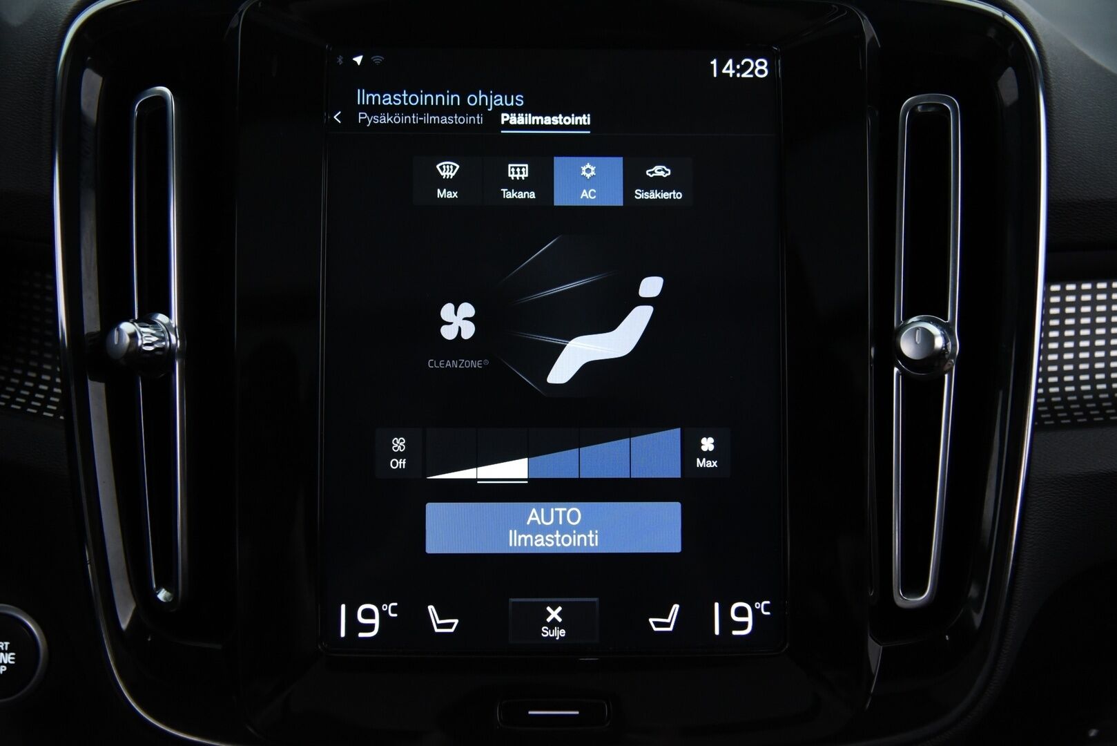 Volvo XC40 2020 T5 TwE Recharge R-Design / Pilot assist / Webasto / BLIS / Vetokoukku / Apple&Android - H&K / 360° / Muistipenkki / Jakohihna vaihdettu 2025!