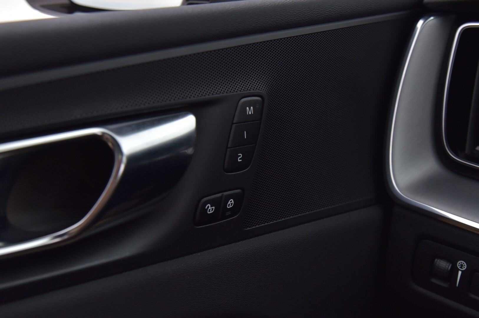 Volvo XC60 2020 T8 TwE AWD Momentum aut / Sport-nahat / HUD / 360 / BLIS / ACC & Pilot Assist - Vetokoukku / Muistipenkki / Panorama / Huippuvarusteltu! - HULLUT VÄLIPÄIVÄT KORKOTARJOUS 2,49%