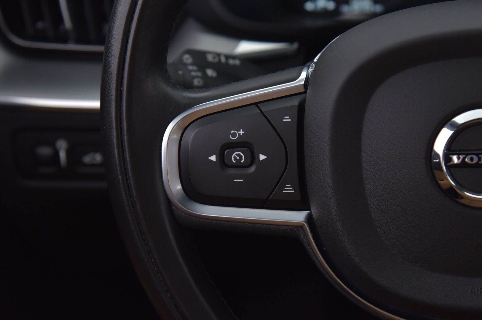 Volvo XC60 2020 T8 TwE AWD Momentum aut / Sport-nahat / HUD / 360 / BLIS / ACC & Pilot Assist - Vetokoukku / Muistipenkki / Panorama / Huippuvarusteltu! - HULLUT VÄLIPÄIVÄT KORKOTARJOUS 2,49%