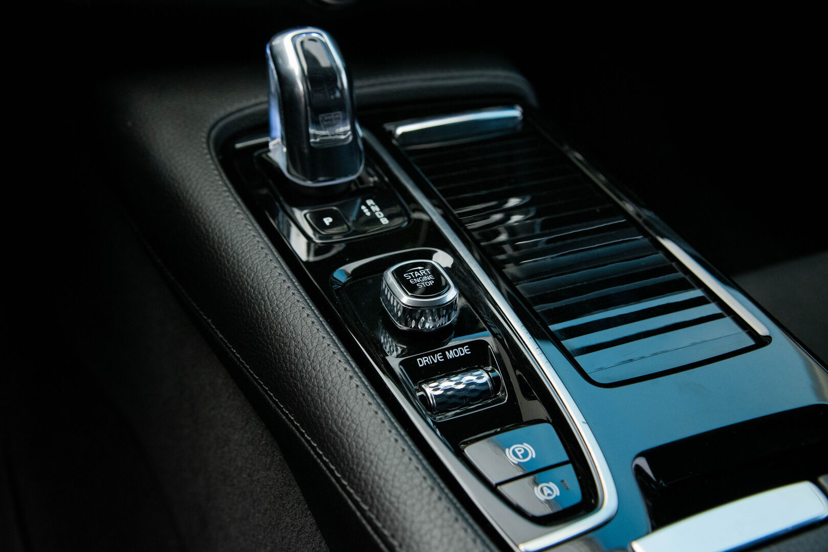 Volvo V90 2018 T8 AWD Momentum aut** Webasto / Adapt. vak / Koukku / Keyless / Sähk. takaluukku - Auto matkalla myymälään!