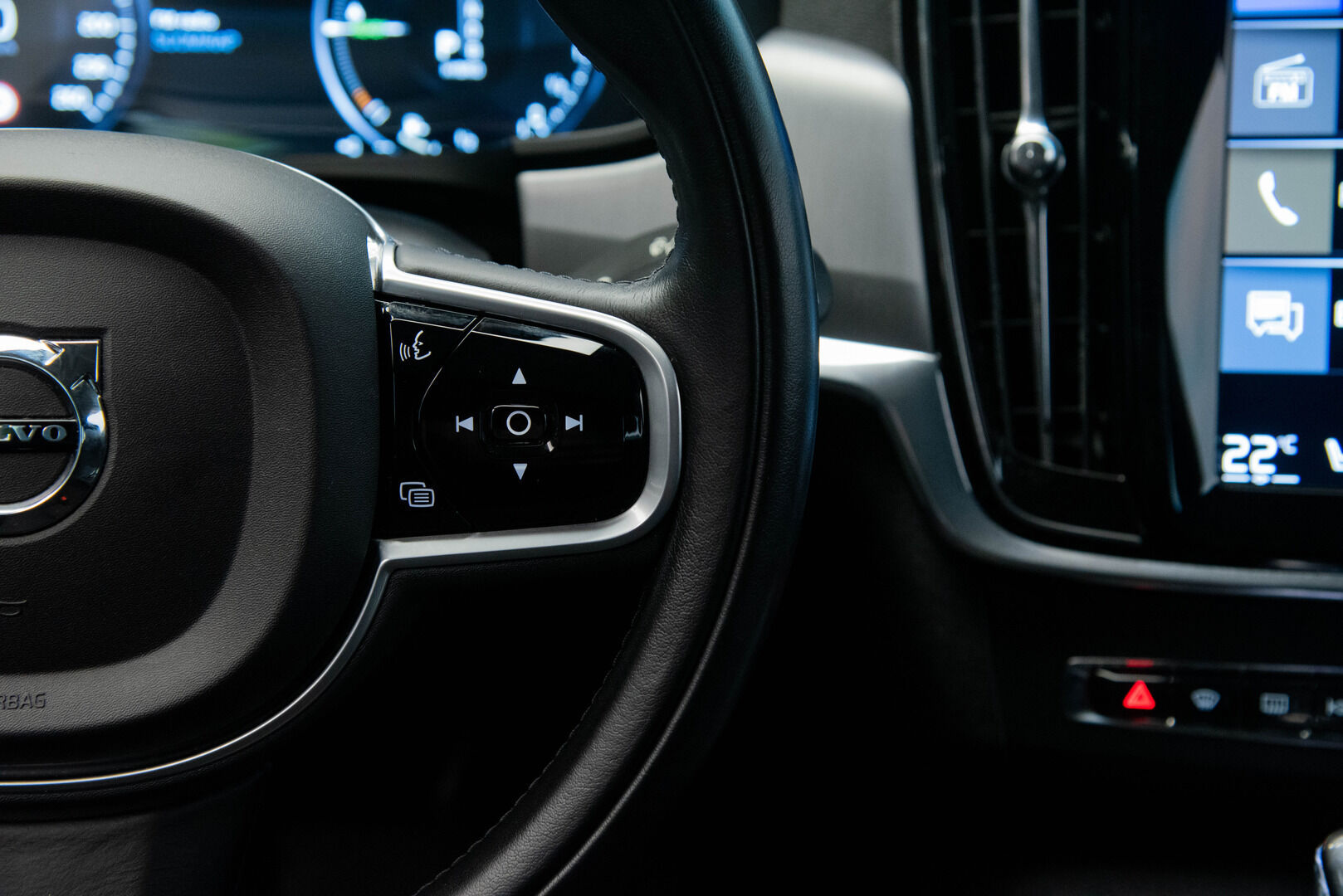 Volvo V90 2018 T8 AWD Momentum aut** Webasto / Adapt. vak / Koukku / Keyless / Sähk. takaluukku - Auto matkalla myymälään!