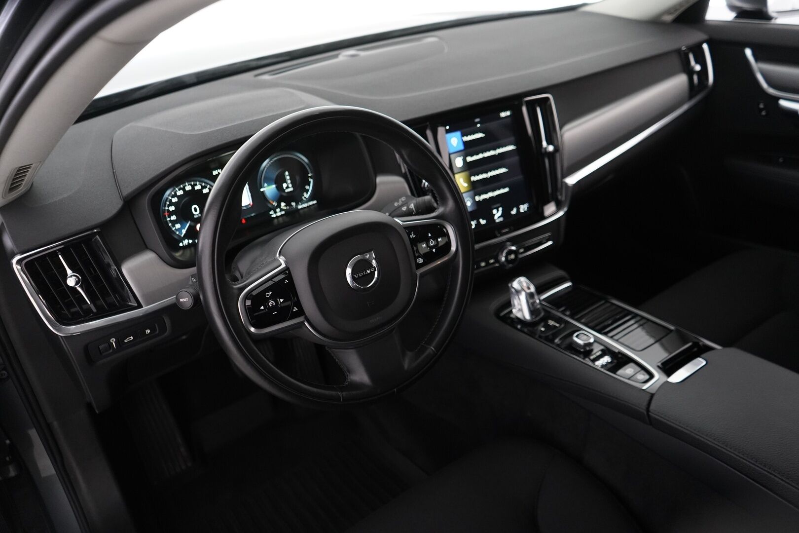 Volvo V90 2018 T8 AWD Momentum aut *Webasto / Adapt. vak / Koukku / Keyless / Sähkökontti* - Jakohihna vaihdettu / Merkkihuollettu / Viimeisin huolto 162tkm