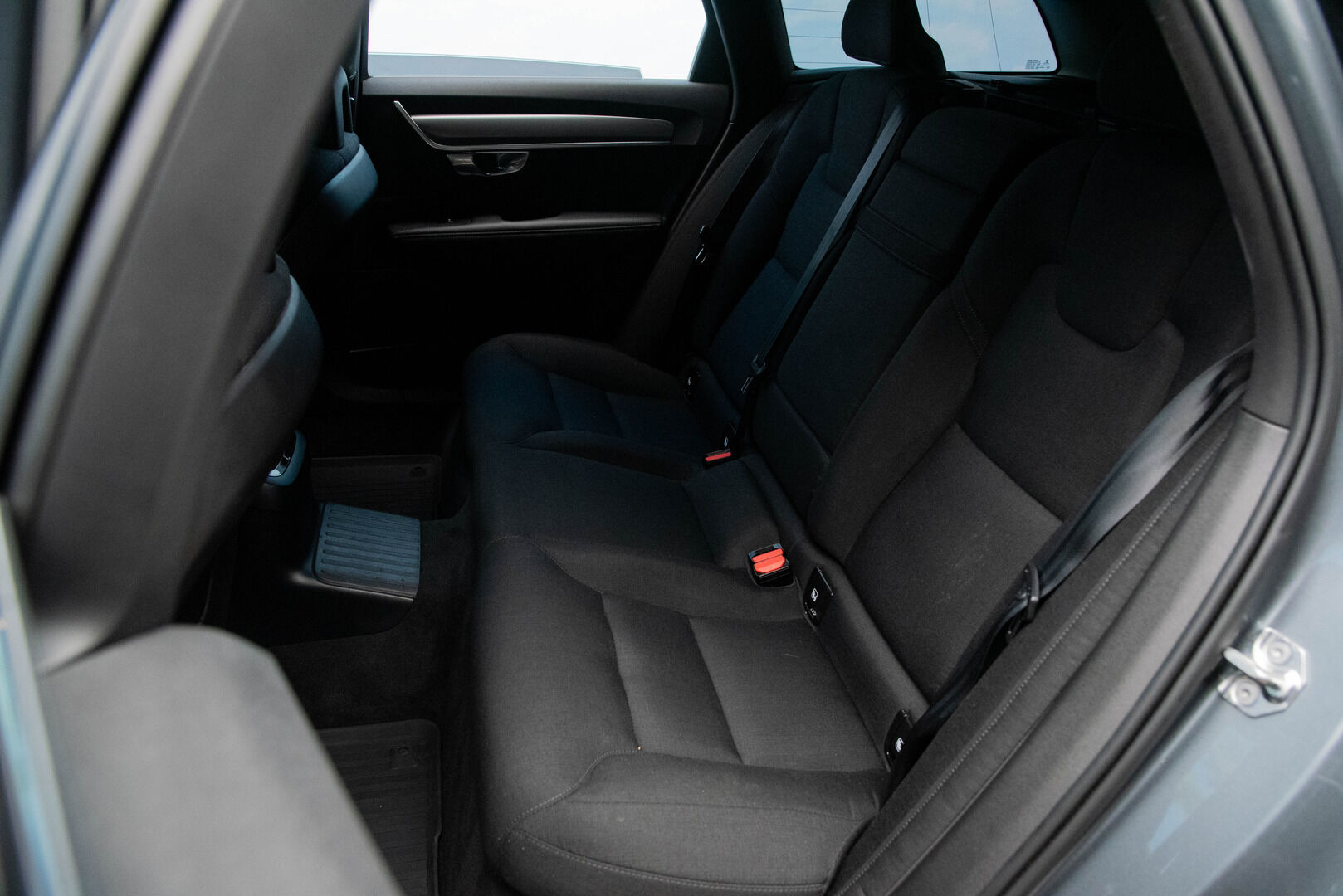 Volvo V90 2018 T8 AWD Momentum aut** Webasto / Adapt. vak / Koukku / Keyless / Sähk. takaluukku - Auto matkalla myymälään!