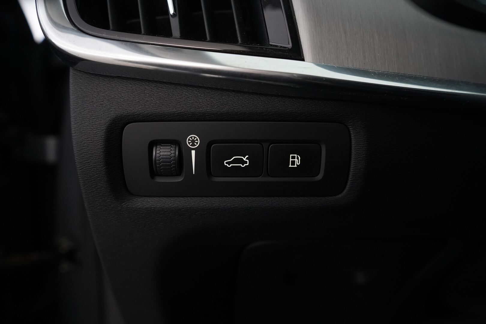 Volvo V90 2018 T8 AWD Momentum aut *Webasto / Adapt. vak / Koukku / Keyless / Sähkökontti* - Jakohihna vaihdettu / Merkkihuollettu / Viimeisin huolto 162tkm