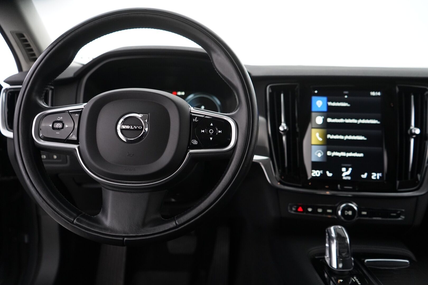 Volvo V90 2018 T8 AWD Momentum aut *Webasto / Adapt. vak / Koukku / Keyless / Sähkökontti* - 3,99% KORKOTARJOUS TÄHÄN AUTOON 21.9. ASTI - Jakohihna vaihdettu / Merkkihuollettu / Viimeisin huolto 162tkm / Kahdet Volvon Alumiinivanteet