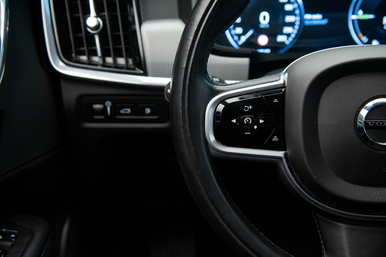 Volvo V90 2018 T8 AWD Momentum aut** Webasto / Adapt. vak / Koukku / Keyless / Sähk. takaluukku - Auto matkalla myymälään!
