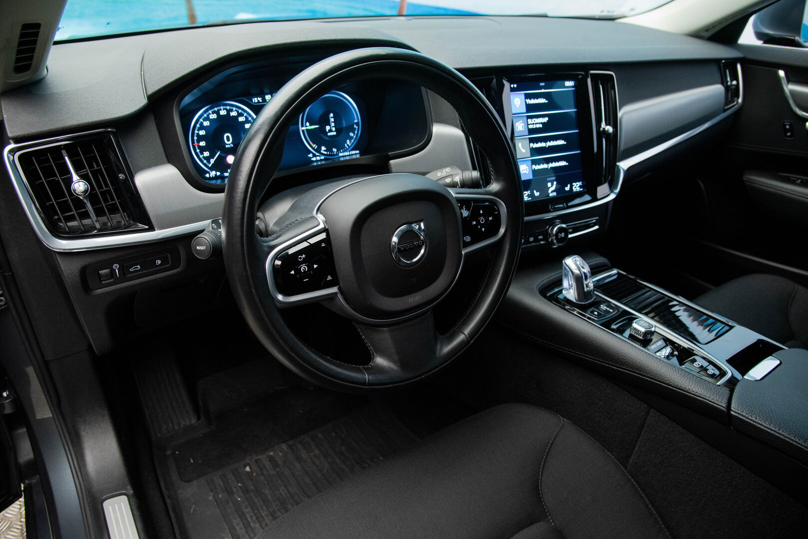 Volvo V90 2018 T8 AWD Momentum aut** Webasto / Adapt. vak / Koukku / Keyless / Sähk. takaluukku - Auto matkalla myymälään!