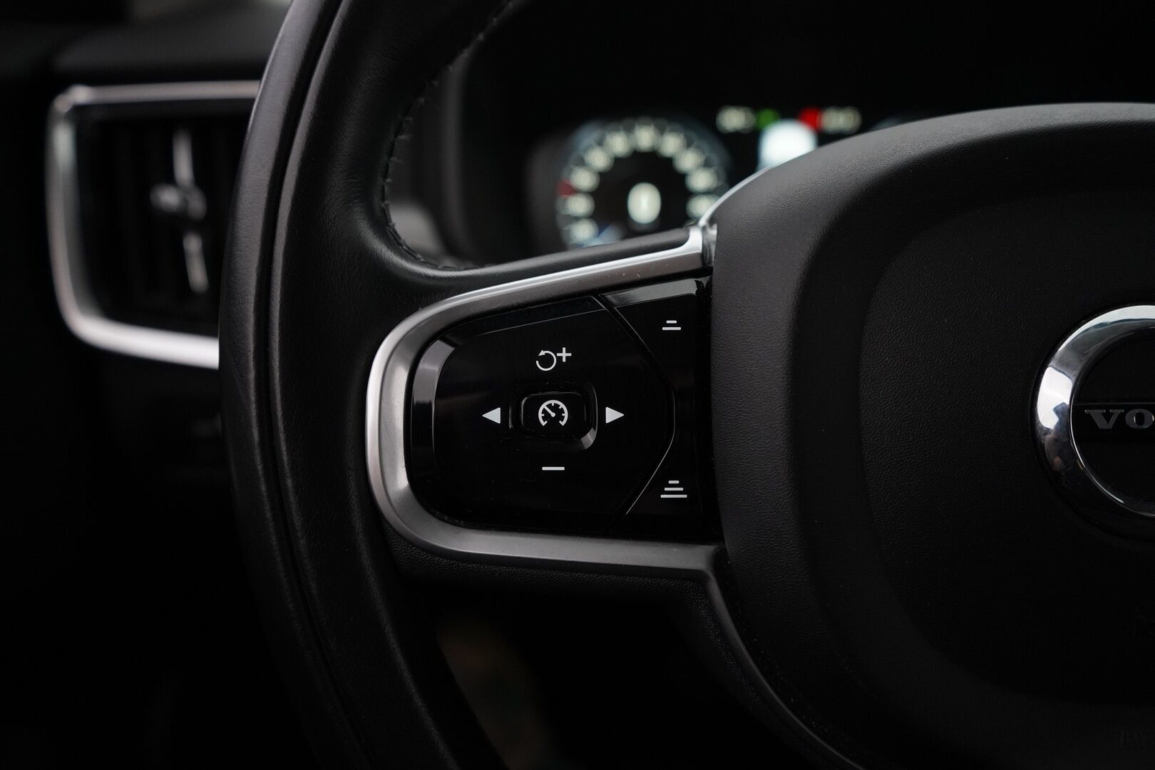 Volvo V90 2018 T8 AWD Momentum aut *Webasto / Adapt. vak / Koukku / Keyless / Sähkökontti* - Jakohihna vaihdettu / Merkkihuollettu / Viimeisin huolto 162tkm
