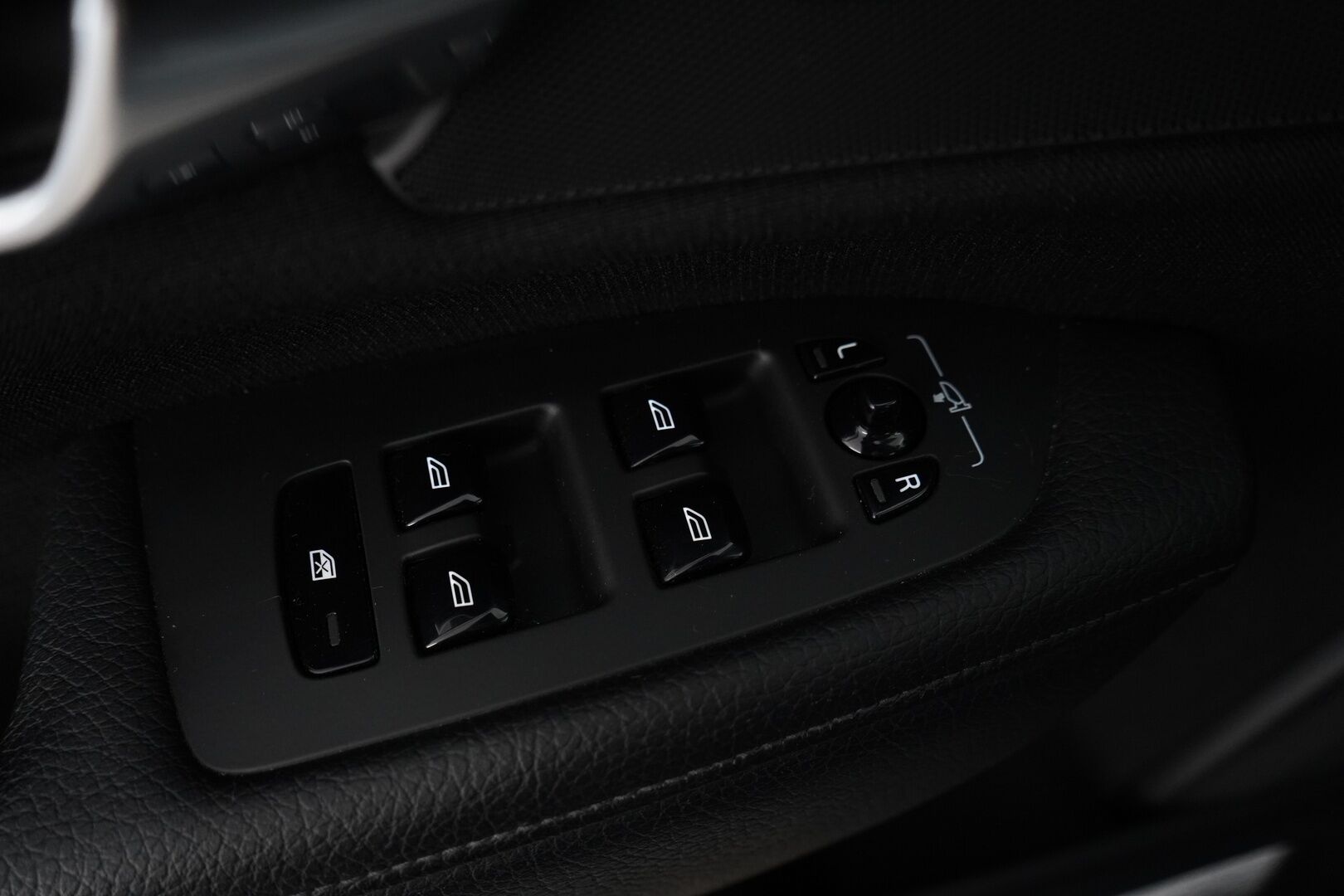 Volvo V90 2018 T8 AWD Momentum aut *Webasto / Adapt. vak / Koukku / Keyless / Sähkökontti* - Jakohihna vaihdettu / Merkkihuollettu / Viimeisin huolto 162tkm