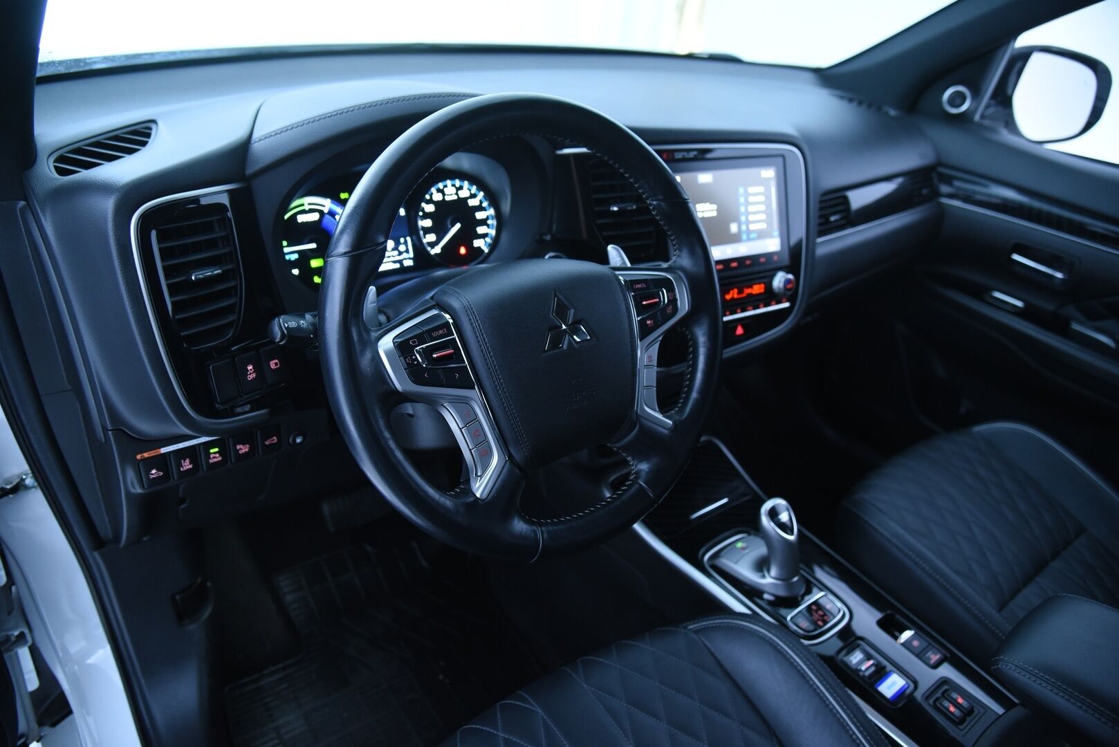 MITSUBISHI OUTLANDER PHEV 2021 Instyle Business X 4WD * ACC / 360-kamera / P.Kamera / Lisälämmitin / Lane assist / Ratinlämmitin * - HULLUT JOULUT KORKOTARJOUS 2,49% 