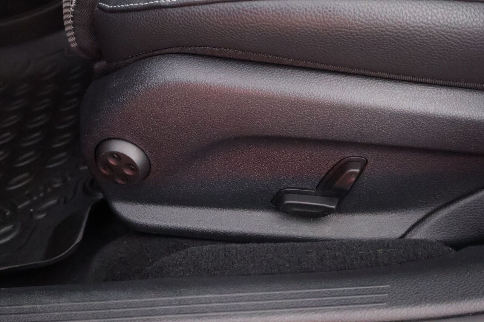 MERCEDES-BENZ E 2020 300 de A Business Avantgarde Edition EQ Power * Distronic+ / Peruutuskamera / Vetokoukku / Puolinahkasisusta / Sähköpenkit - 2x Renkaat alkuperäisvantein / Juuri tullut Tampereelle!