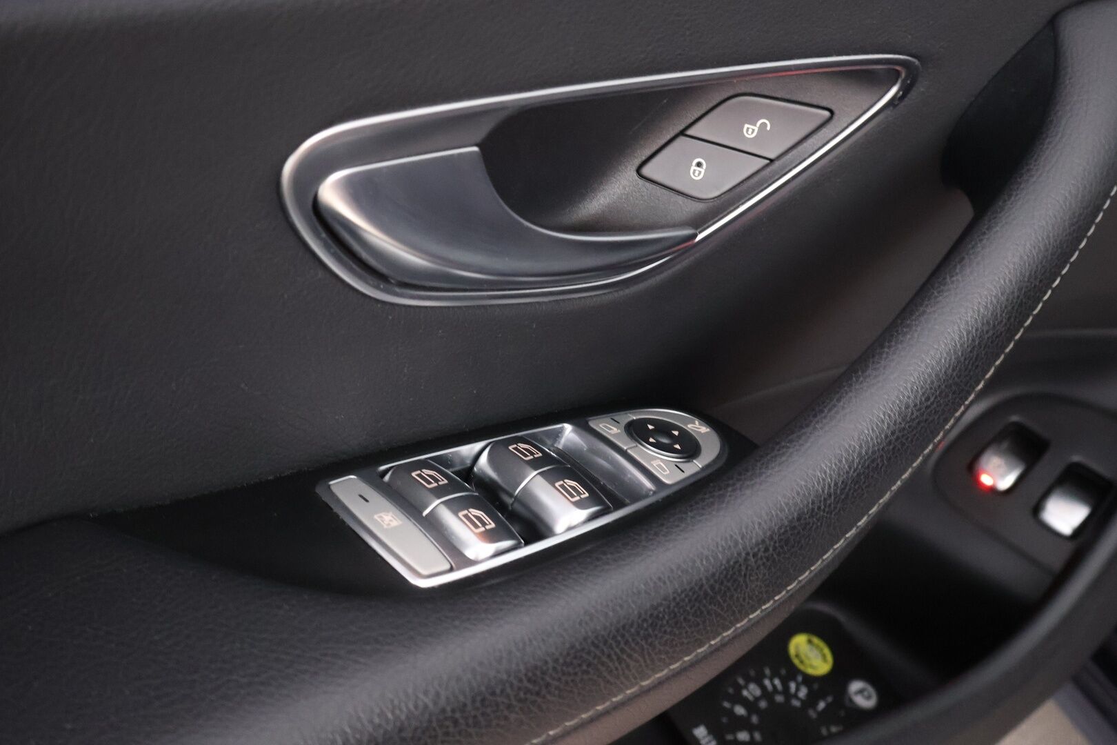 MERCEDES-BENZ E 2020 300 de A Business Avantgarde Edition EQ Power * Distronic+ / Peruutuskamera / Vetokoukku / Puolinahkasisusta / Sähköpenkit - 2x Renkaat alkuperäisvantein / Juuri tullut Tampereelle!
