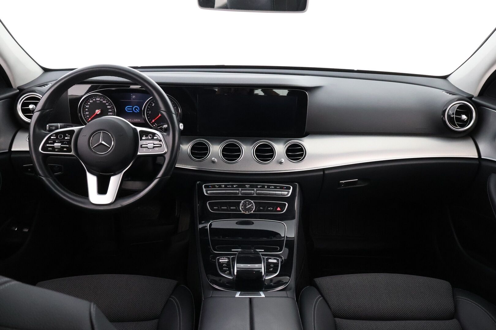 MERCEDES-BENZ E 2020 300 de A Business Avantgarde Edition EQ Power * Distronic+ / Peruutuskamera / Vetokoukku / Puolinahkasisusta / Sähköpenkit - 2x Renkaat alkuperäisvantein / Juuri tullut Tampereelle!