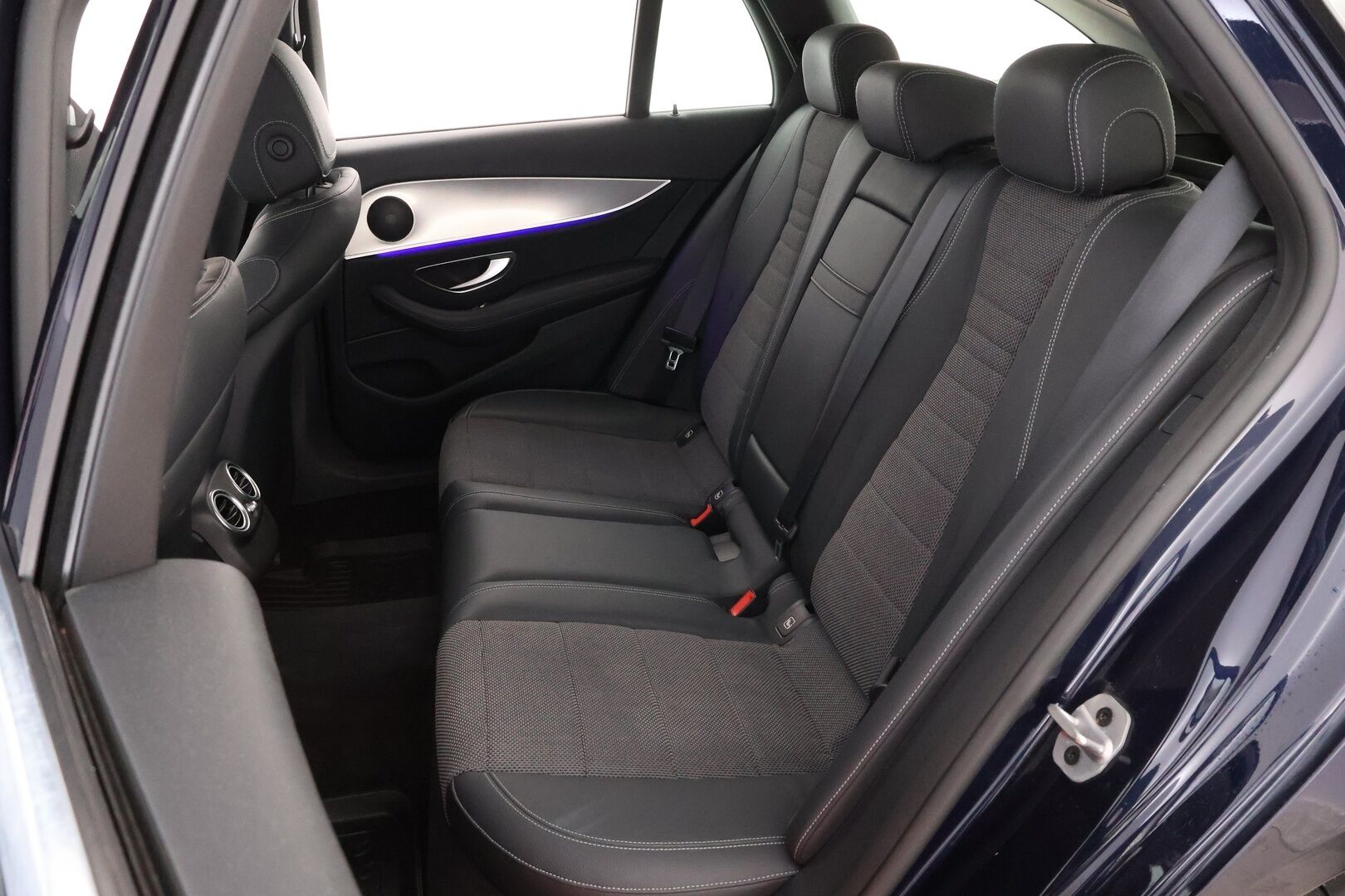 MERCEDES-BENZ E 2020 300 de A Business Avantgarde Edition EQ Power * Distronic+ / Peruutuskamera / Vetokoukku / Puolinahkasisusta / Sähköpenkit - 2x Renkaat alkuperäisvantein / Juuri tullut Tampereelle!
