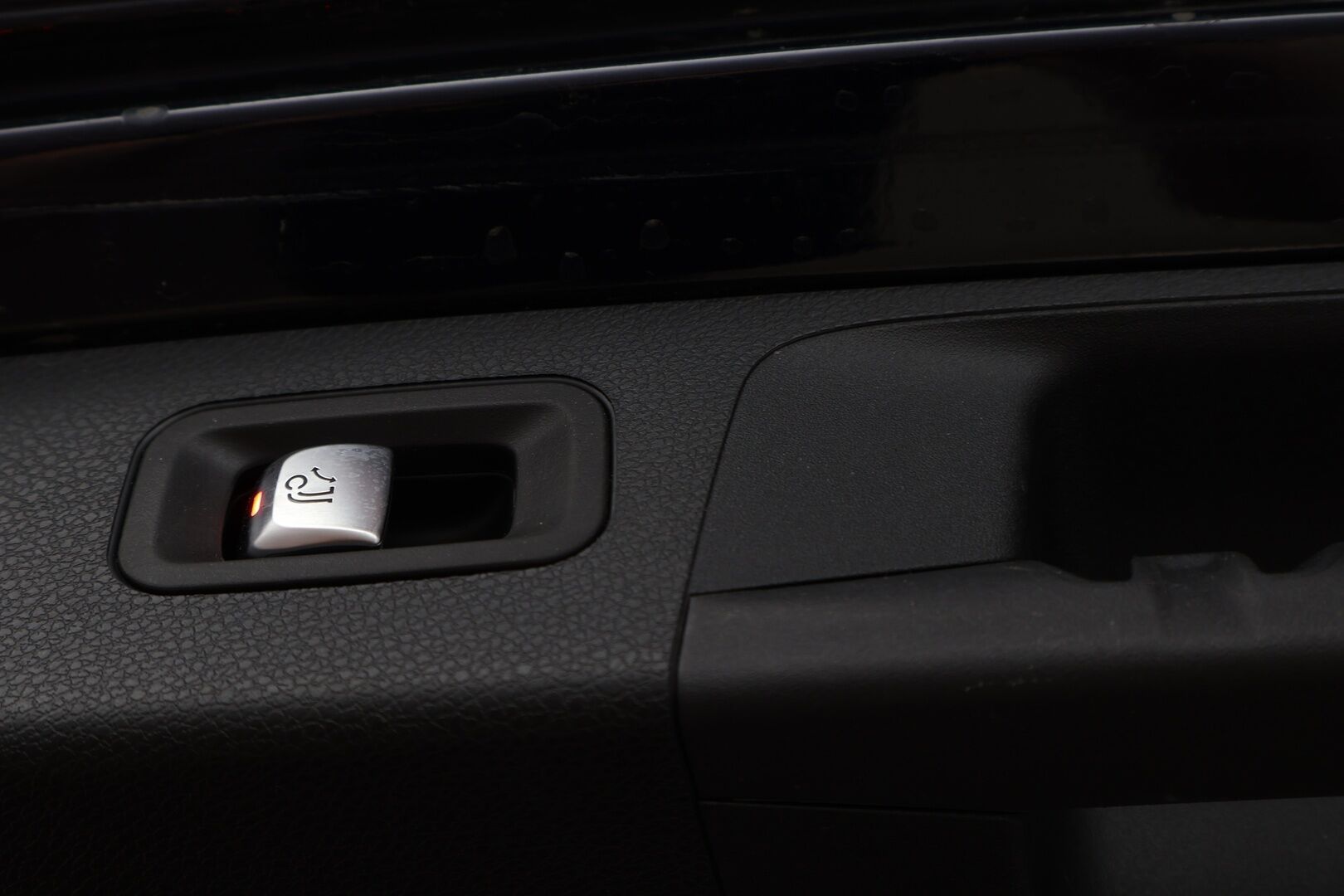 MERCEDES-BENZ E 2020 300 de A Business Avantgarde Edition EQ Power * Distronic+ / Peruutuskamera / Vetokoukku / Puolinahkasisusta / Sähköpenkit - 2x Renkaat alkuperäisvantein / Juuri tullut Tampereelle!