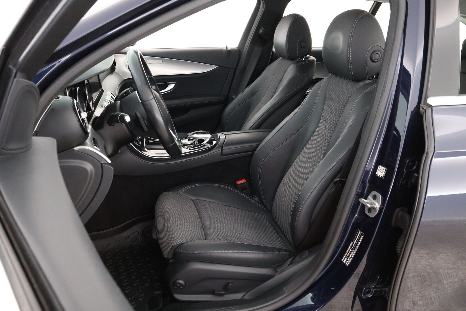 MERCEDES-BENZ E 2020 300 de A Business Avantgarde Edition EQ Power * Distronic+ / Peruutuskamera / Vetokoukku / Puolinahkasisusta / Sähköpenkit - 2x Renkaat alkuperäisvantein / Juuri tullut Tampereelle!