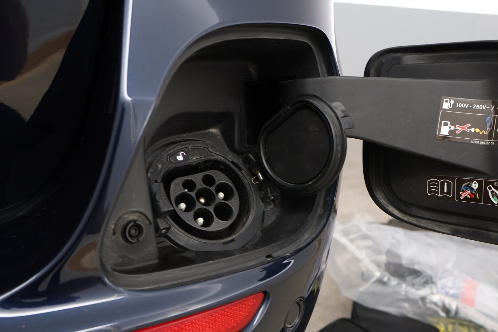 MERCEDES-BENZ E 2020 300 de A Business Avantgarde Edition EQ Power * Distronic+ / Peruutuskamera / Vetokoukku / Puolinahkasisusta / Sähköpenkit - 2x Renkaat alkuperäisvantein / Juuri tullut Tampereelle!