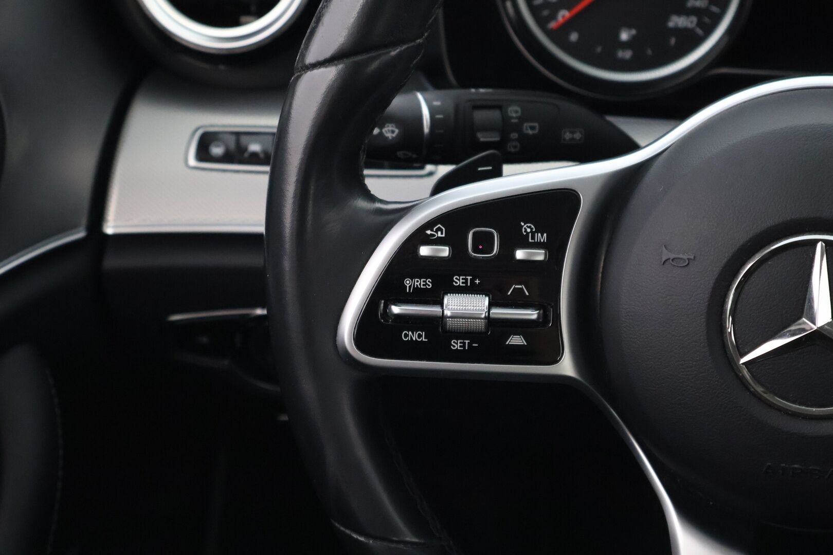 MERCEDES-BENZ E 2020 300 de A Business Avantgarde Edition EQ Power * Distronic+ / Peruutuskamera / Vetokoukku / Puolinahkasisusta / Sähköpenkit - 2x Renkaat alkuperäisvantein / Juuri tullut Tampereelle!