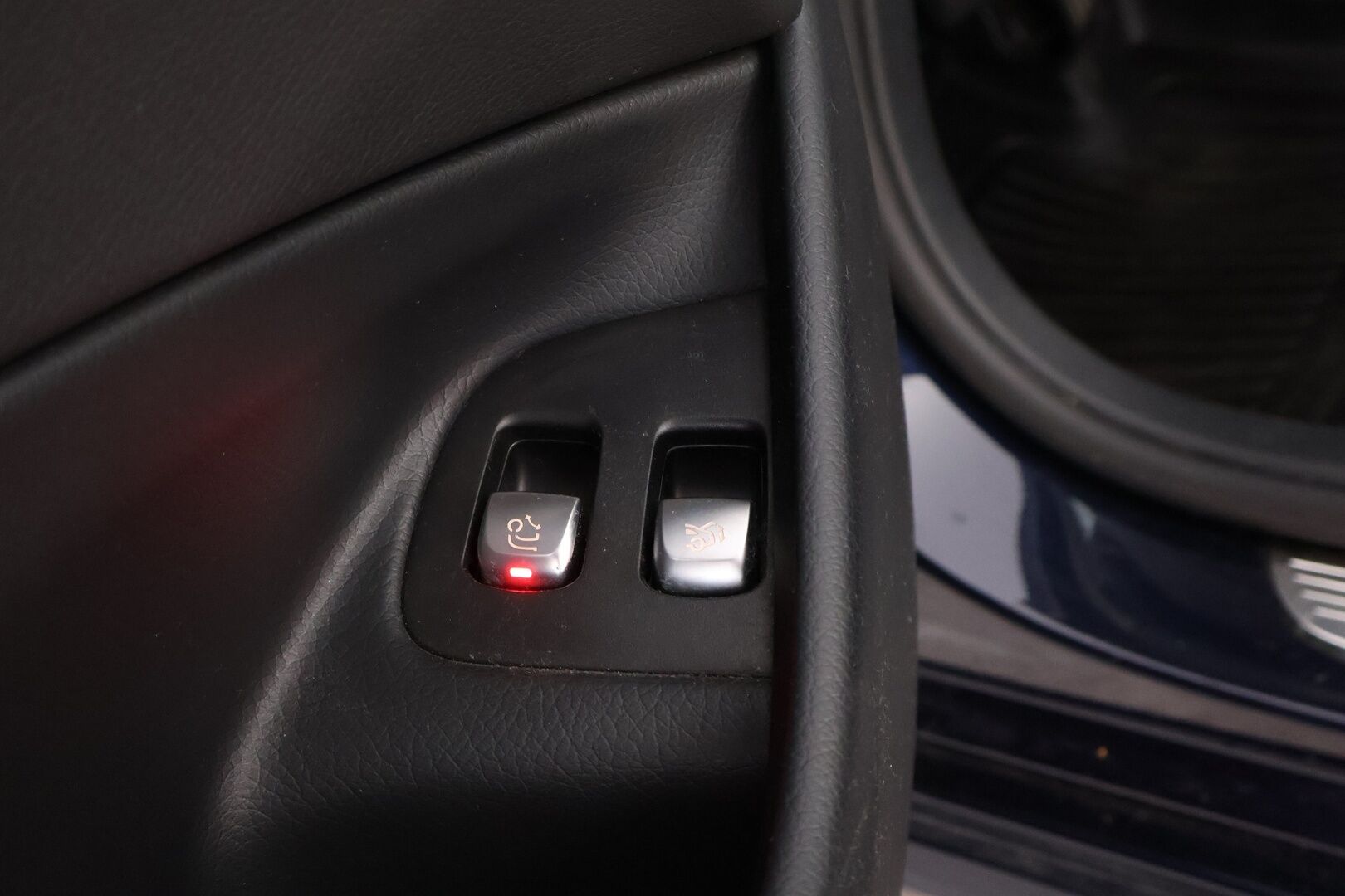 MERCEDES-BENZ E 2020 300 de A Business Avantgarde Edition EQ Power * Distronic+ / Peruutuskamera / Vetokoukku / Puolinahkasisusta / Sähköpenkit - 2x Renkaat alkuperäisvantein / Juuri tullut Tampereelle!