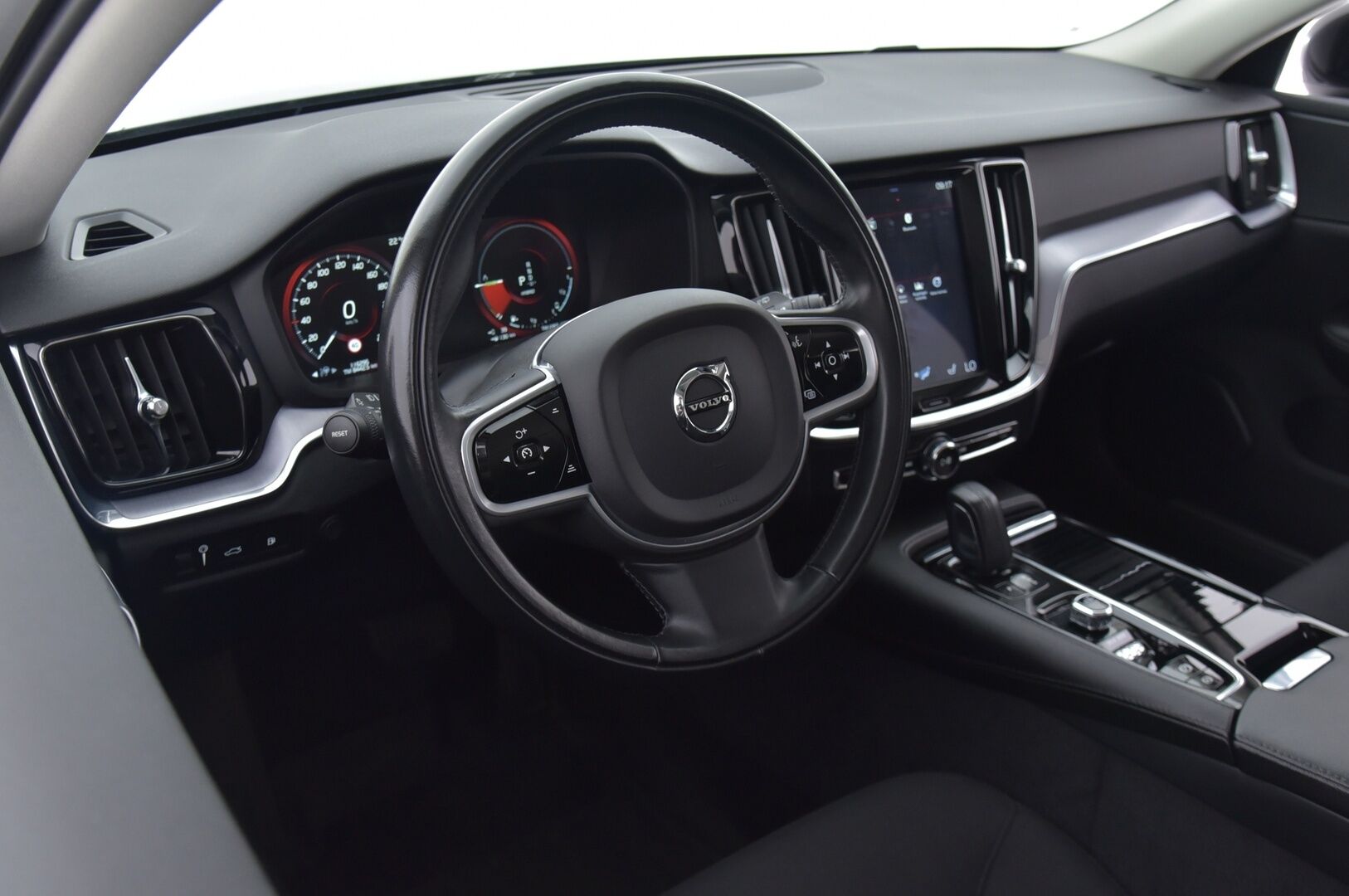 Volvo V60 2020 V60 T6 Twin Engine Farmari (AC) 5ov 1969cm3 A - AWD Momentum Advanced Edition aut | Adapt. vakkari | Webasto | VOC | AppleCarPlay | Kamera | Vetokoukku 