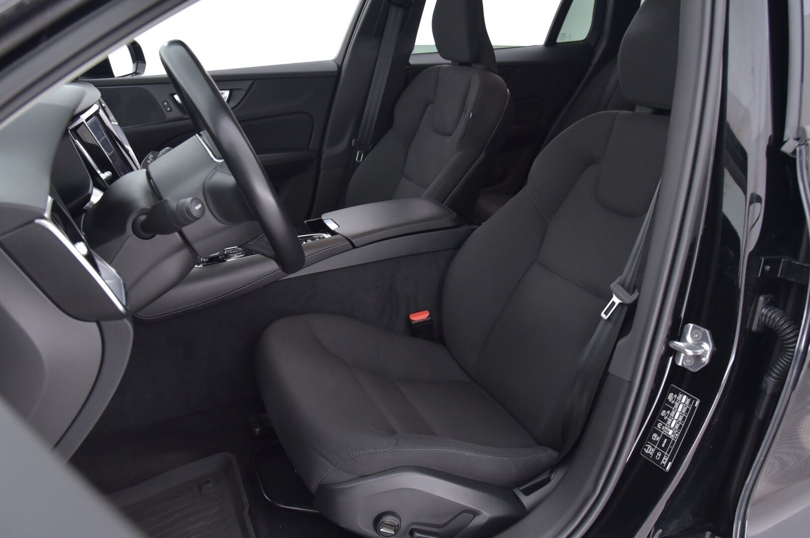 Volvo V60 2020 V60 T6 Twin Engine Farmari (AC) 5ov 1969cm3 A - AWD Momentum Advanced Edition aut | Adapt. vakkari | Webasto | VOC | AppleCarPlay | Kamera | Vetokoukku 