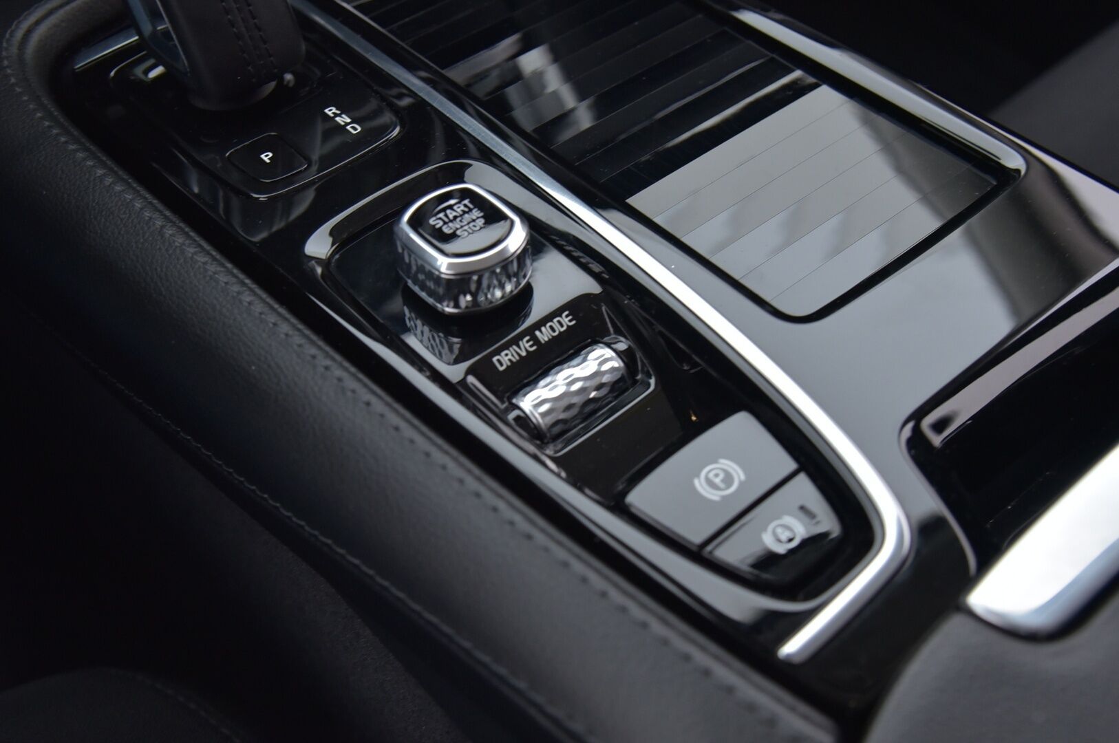 Volvo V60 2020 V60 T6 Twin Engine Farmari (AC) 5ov 1969cm3 A - AWD Momentum Advanced Edition aut | Adapt. vakkari | Webasto | VOC | AppleCarPlay | Kamera | Vetokoukku 