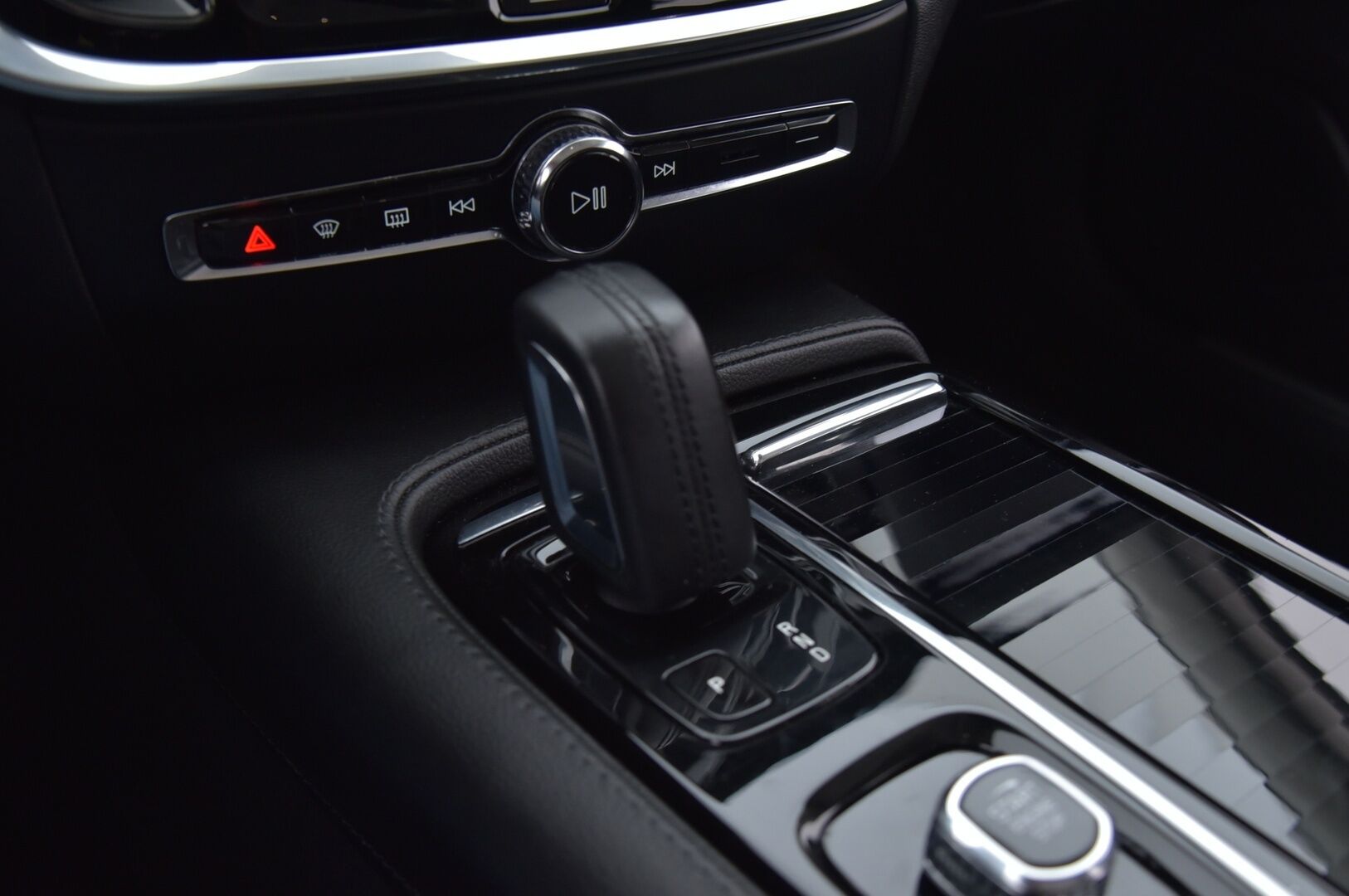 Volvo V60 2020 V60 T6 Twin Engine Farmari (AC) 5ov 1969cm3 A - AWD Momentum Advanced Edition aut | Adapt. vakkari | Webasto | VOC | AppleCarPlay | Kamera | Vetokoukku 