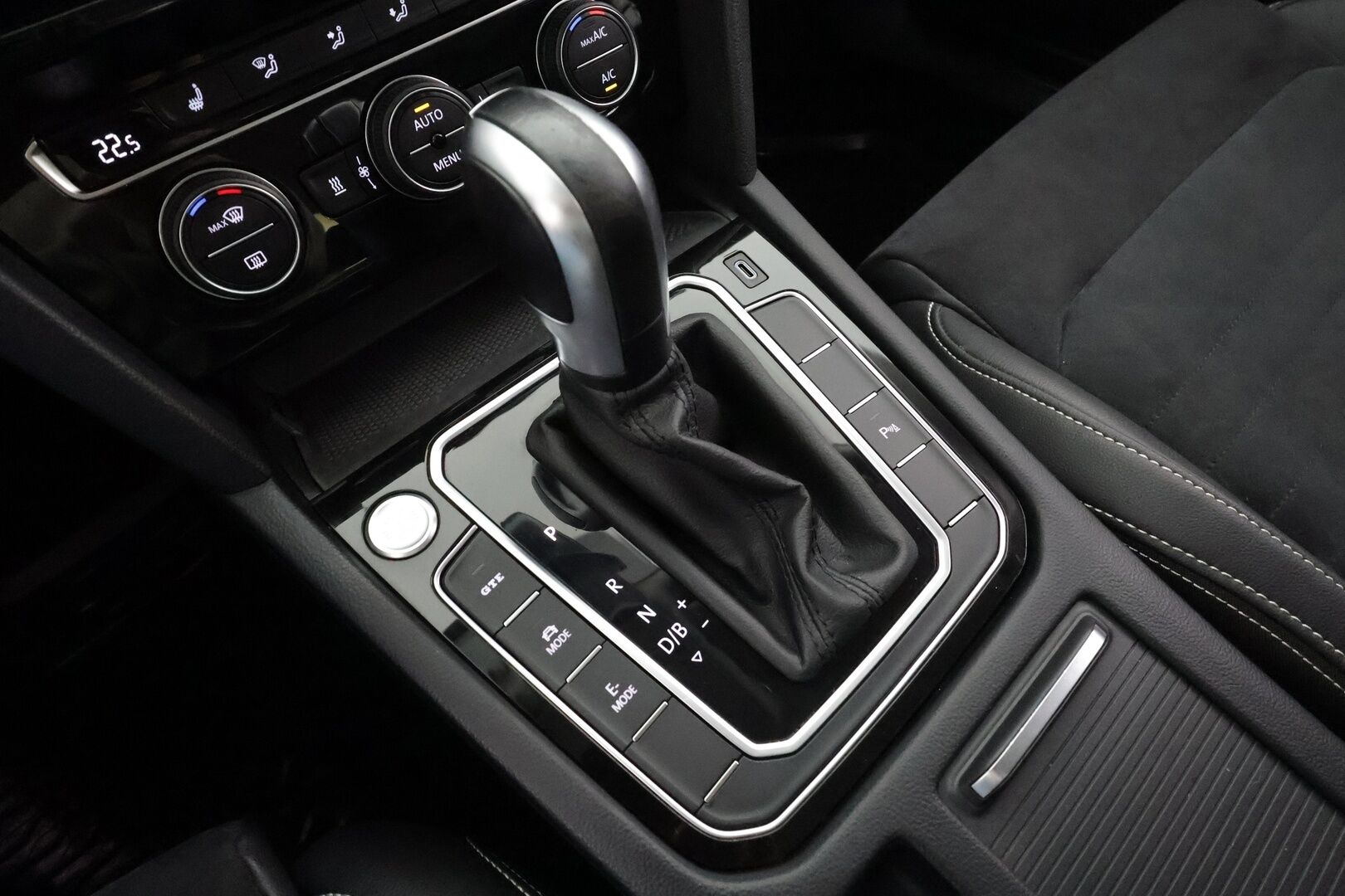 VOLKSWAGEN PASSAT 2020 Variant GTE Plug-In Hybrid 160 kW DSG * ACC / LED / P.tutkat / ErgoComfort Istuin / Apple&Android * - Kahdet Renkaat / Koti & Kauppalaturi