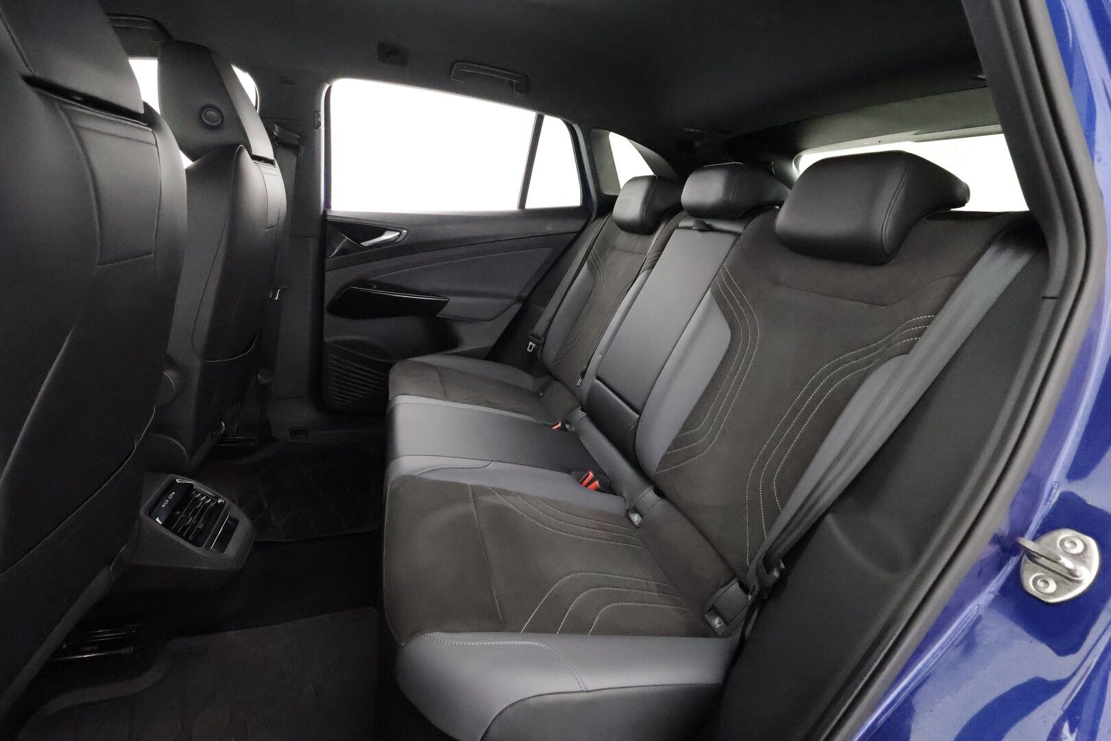Volkswagen ID.4 2023 Pro 4MOTION Business 195 kW, akku 77 kWh - | ACC | ILP | Koukku | Muistipenkit hieronnalla | IQ.Light | Nahka-alcantara | P.kamera | Keyless | Lämm. ratti | 1-om suomiauto | 2x alut |